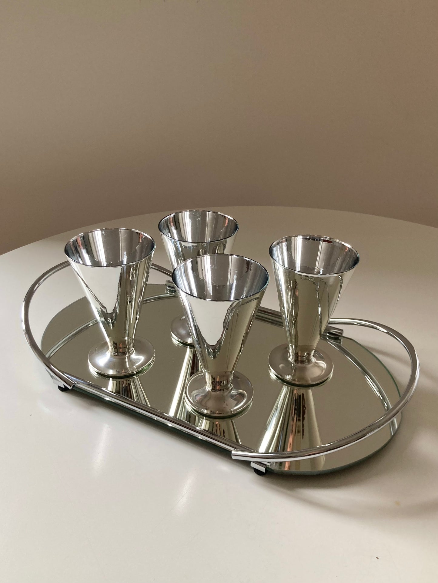 Set of 4 mirrored glasses with tray