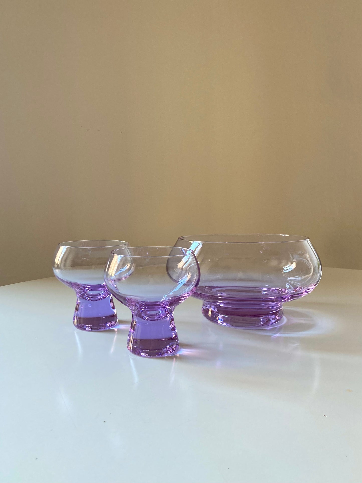 Service of 6 cups and large bowl in purple glass