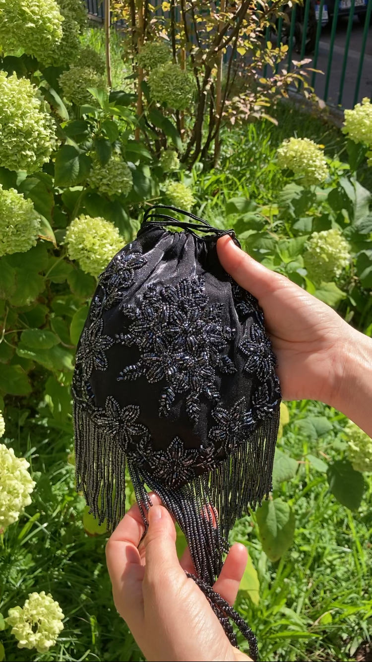 Pochette in velluto nero con perline