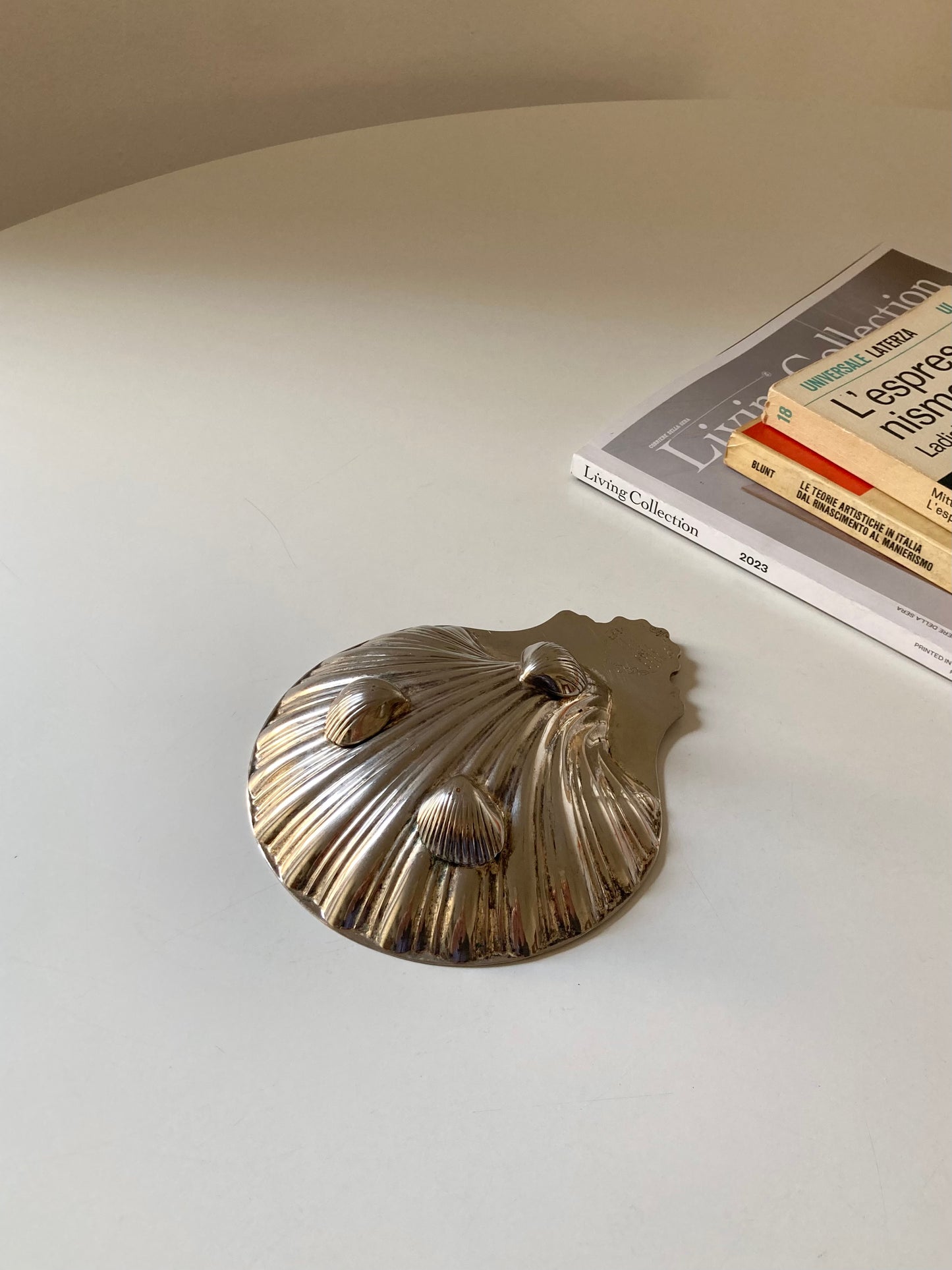 Shell-shaped bowl or ashtray