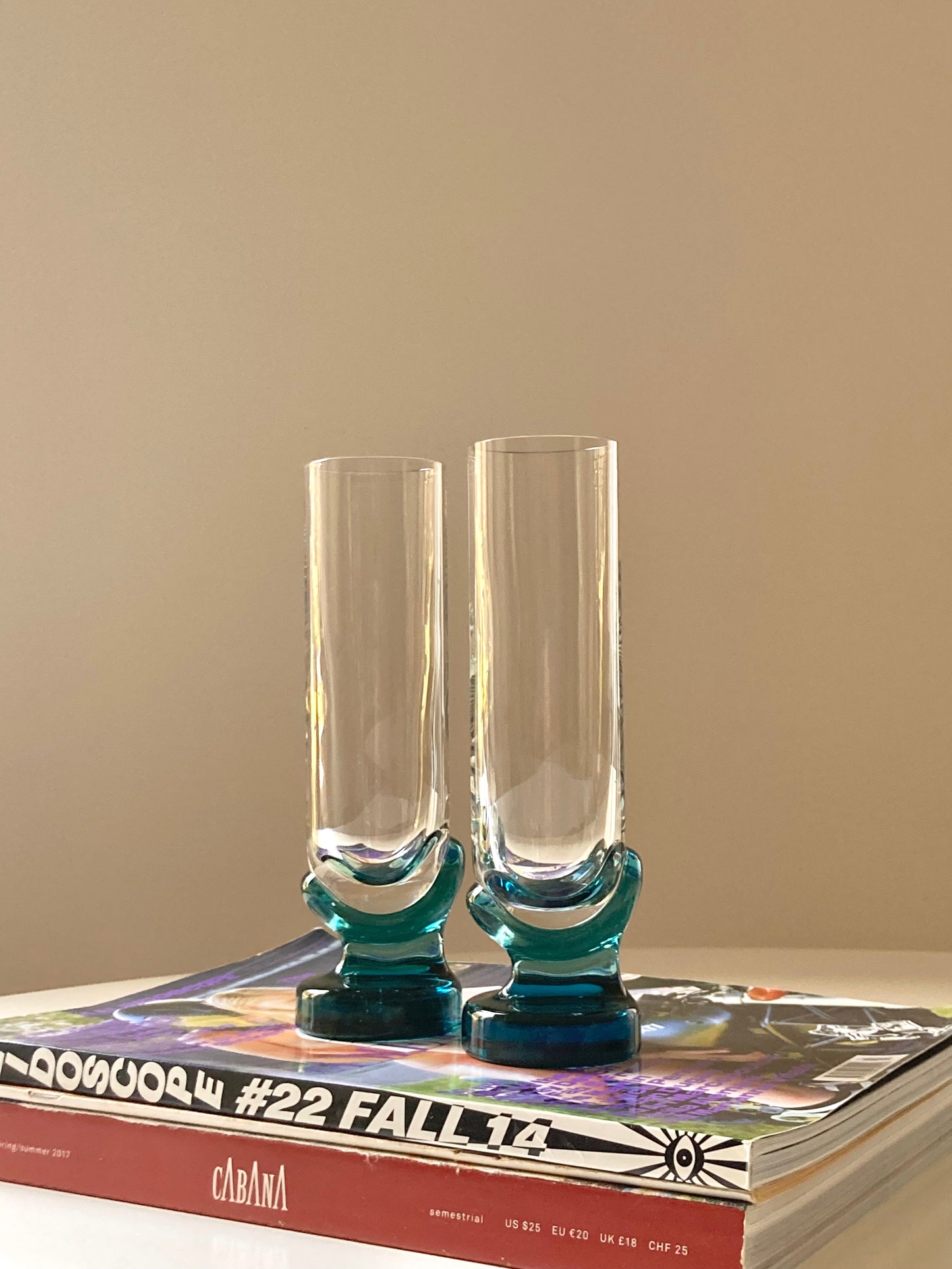 Set of 6 tall glasses with petrol blue base