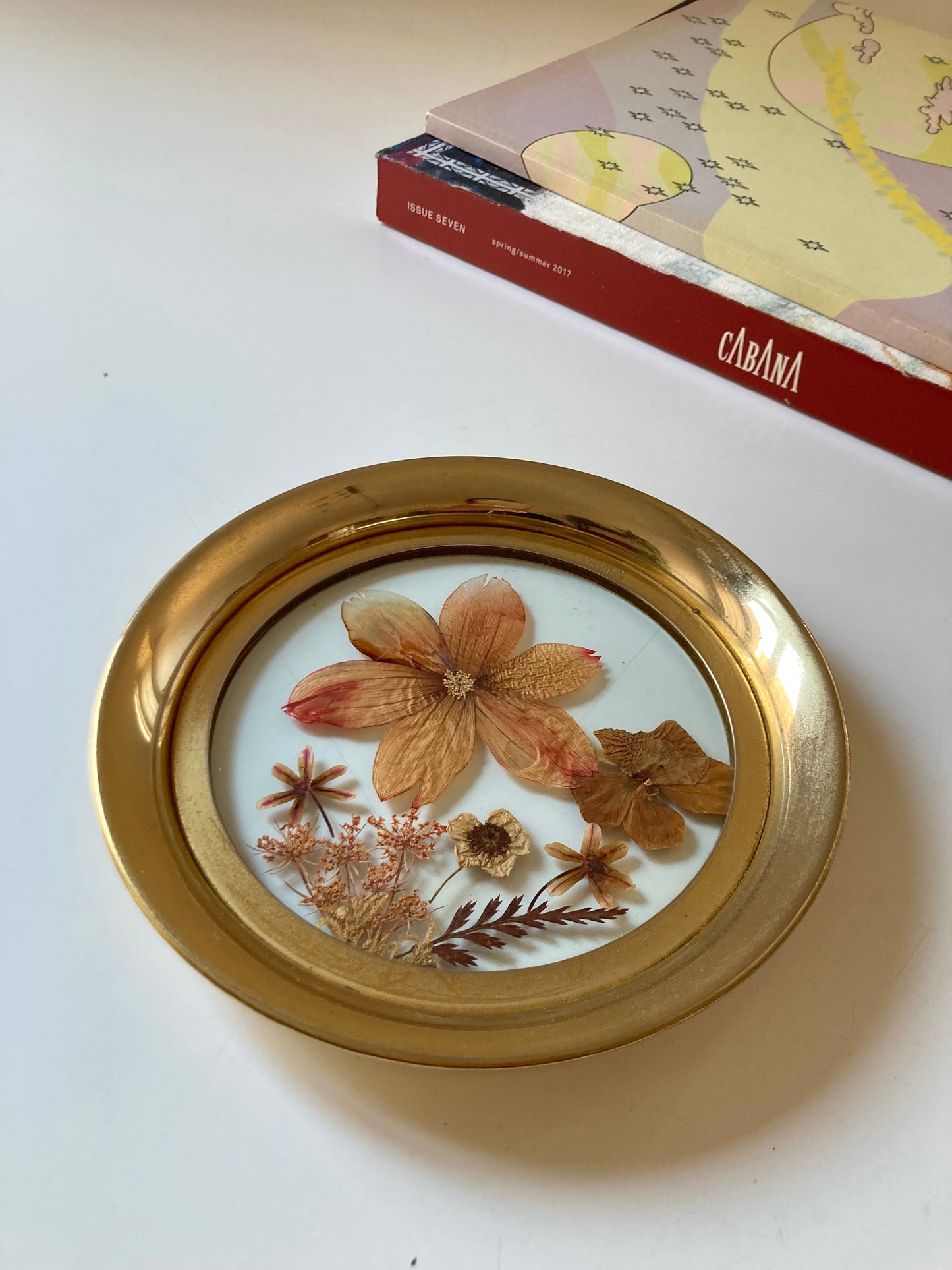 Piattino vintage con fiori essiccati