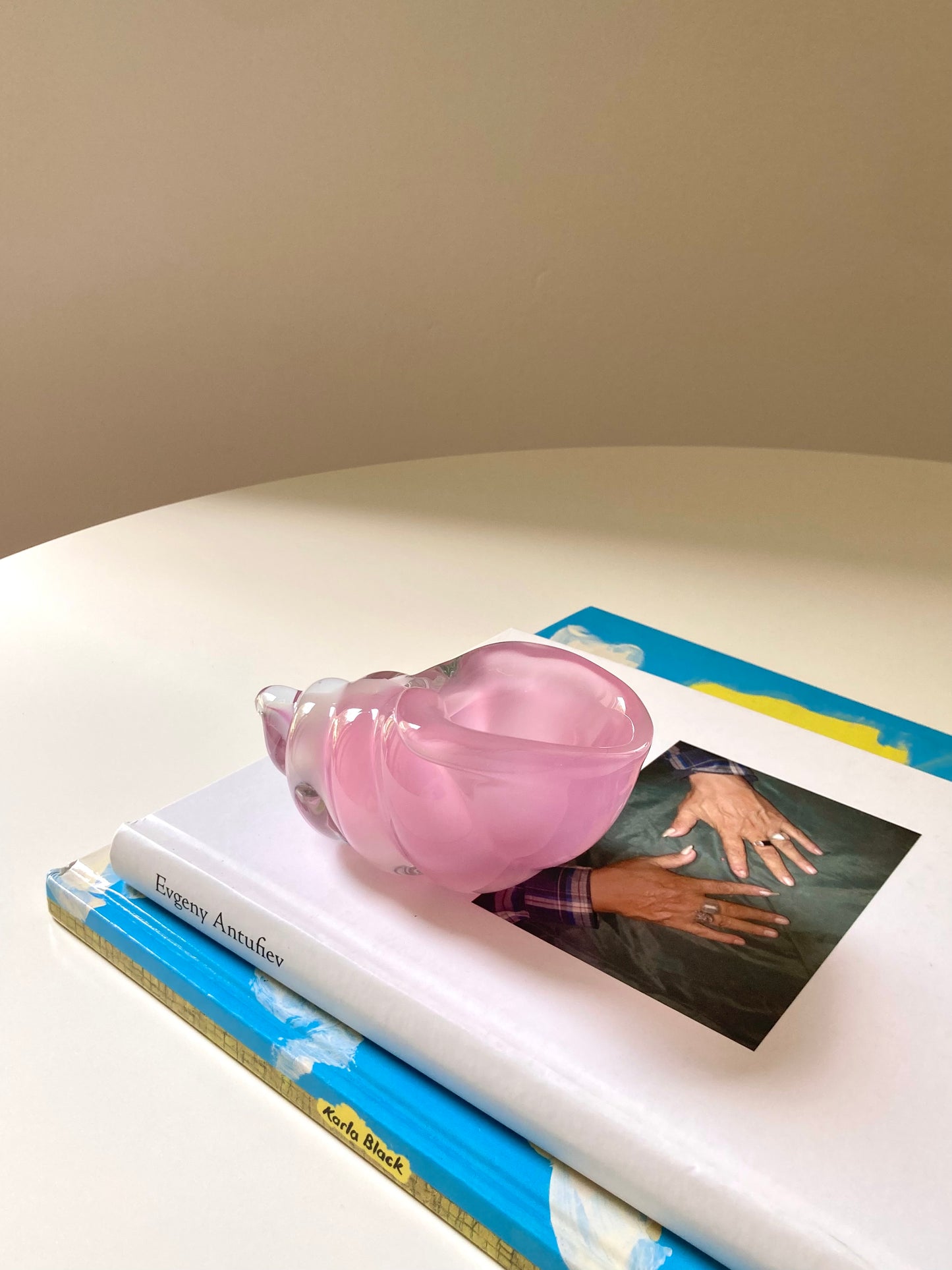 Shell-shaped pink glass bowl