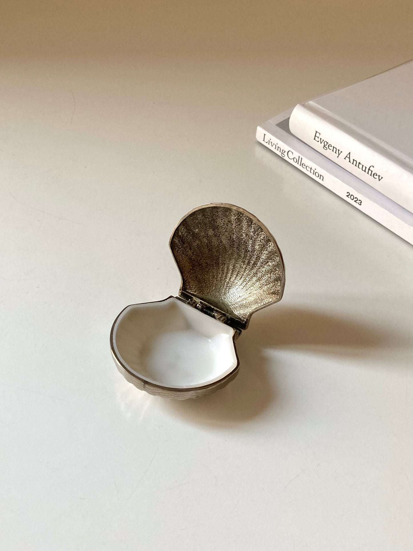 Vintage shell-shaped box