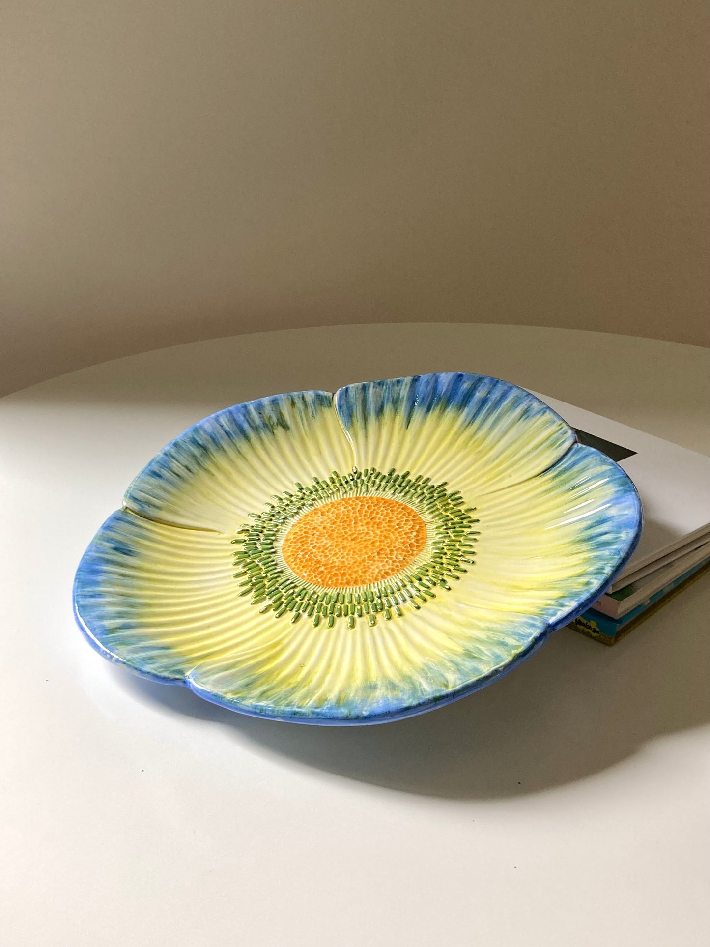 Large flower-shaped plate in Bassano ceramic