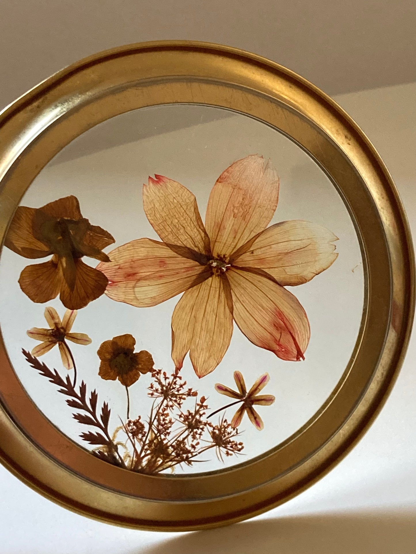 Piattino vintage con fiori essiccati