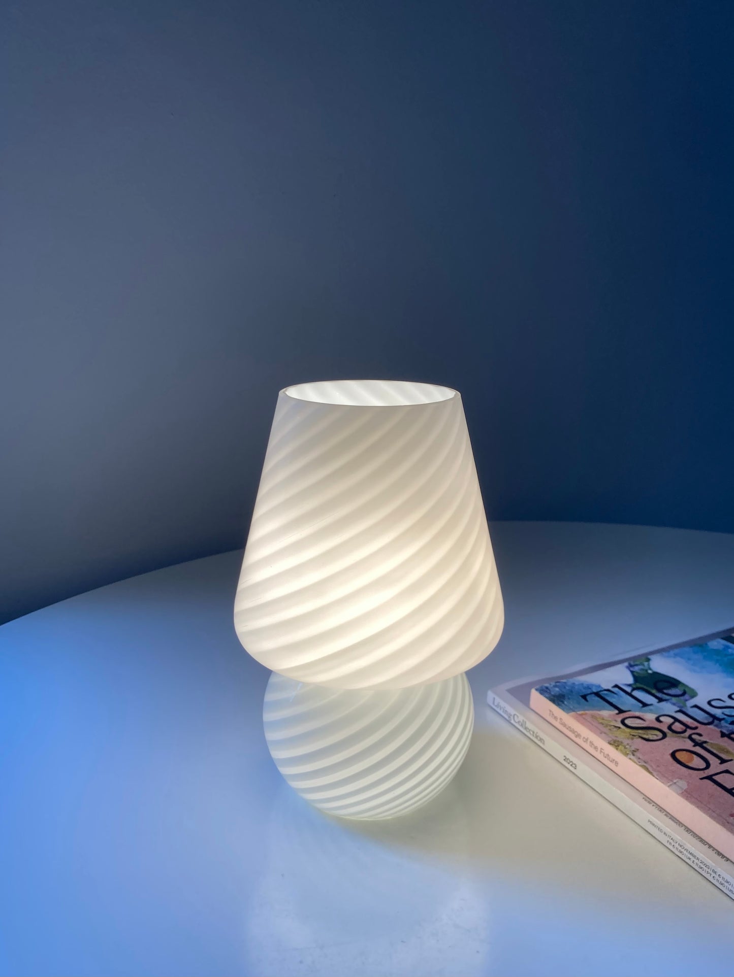 Lampada a funghetto bianca con spirale