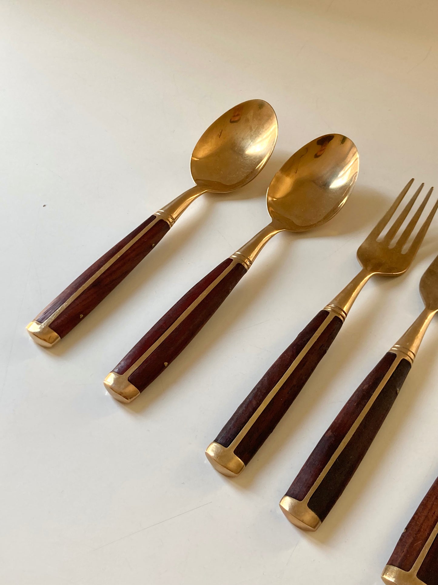 Set of 24 cutlery pieces in brass-plated steel and teak