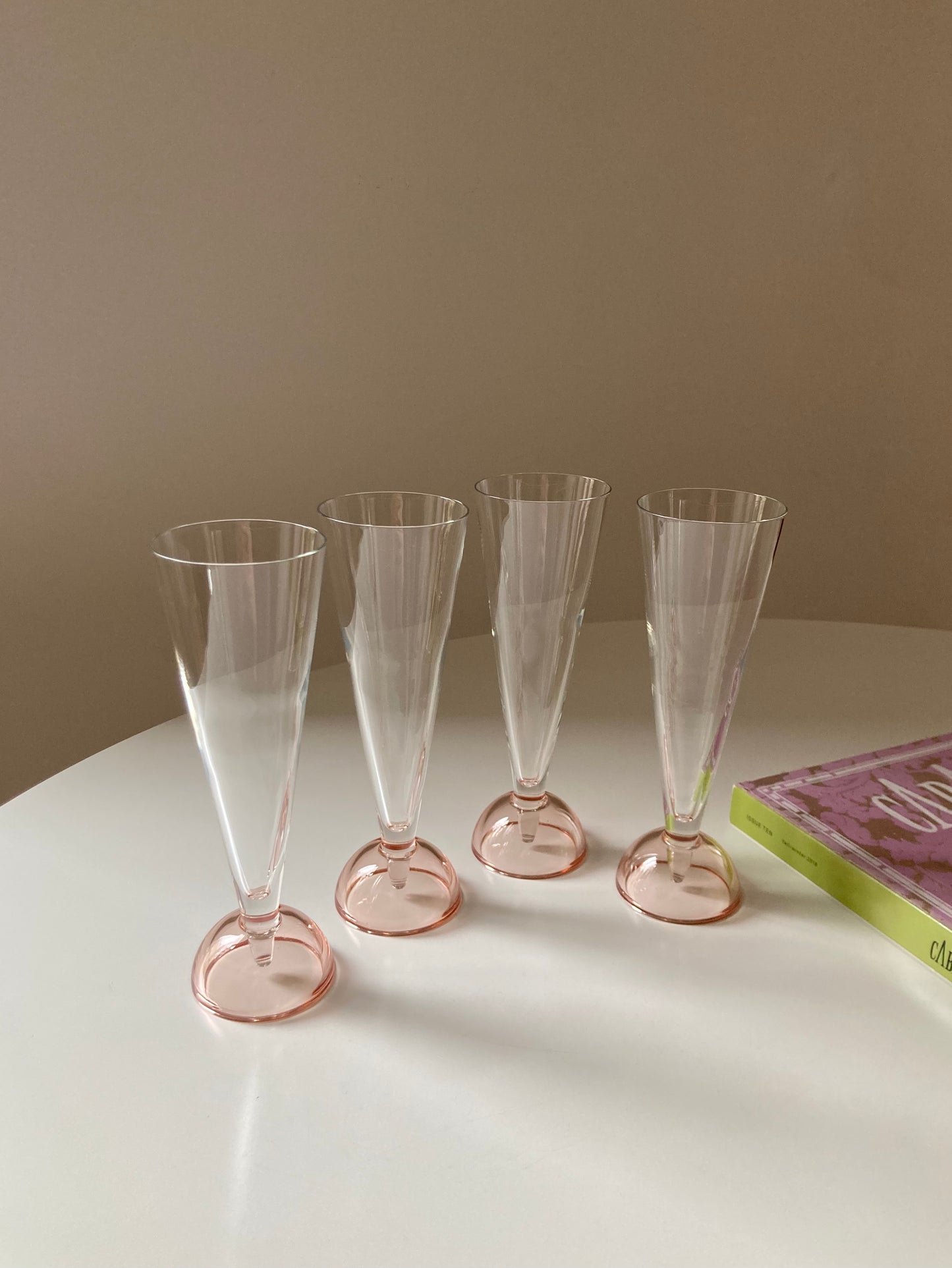 Set of 4 flutes with pink base