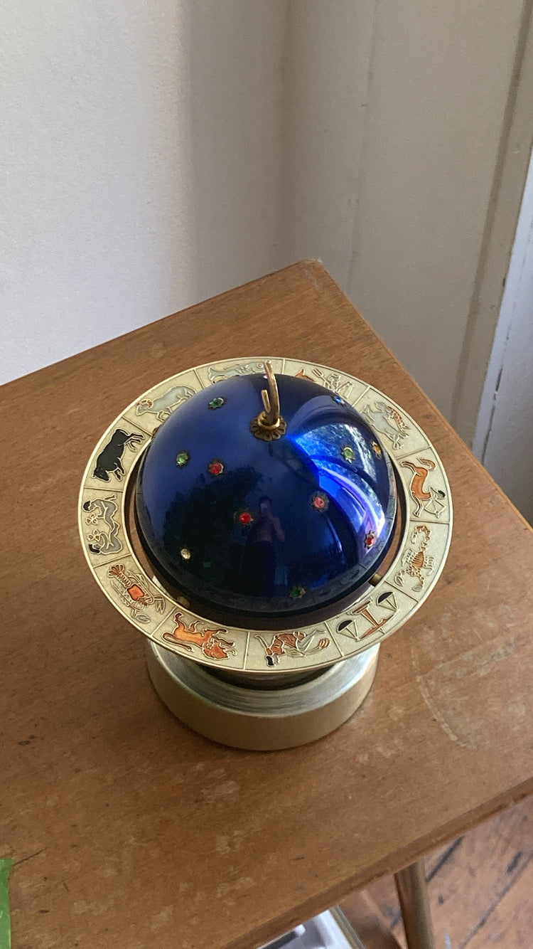Portasigarette vintage a forma di pianeta
