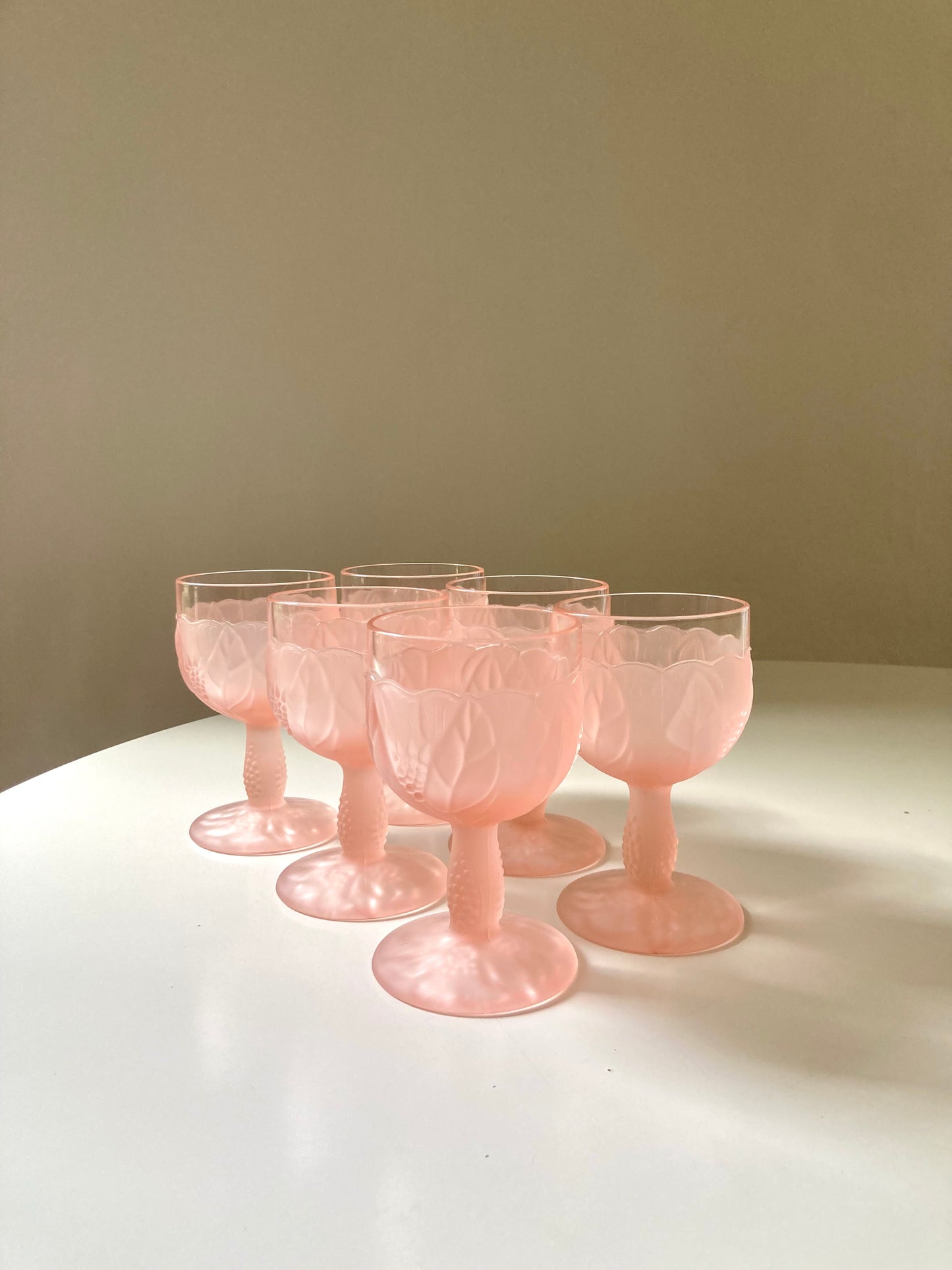 Set of 6 pink glasses with relief decoration