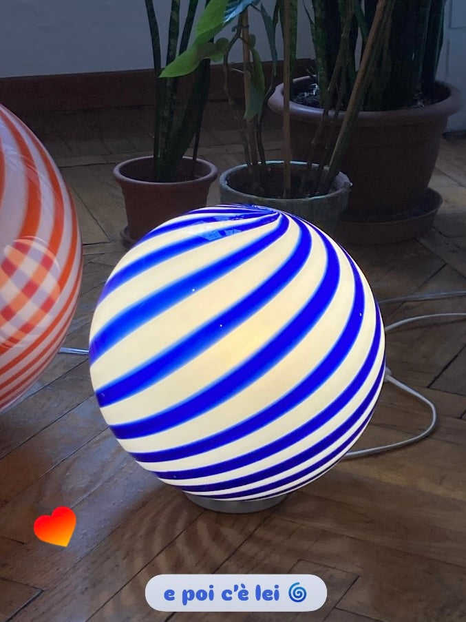 Lampe sphérique spirale bleue