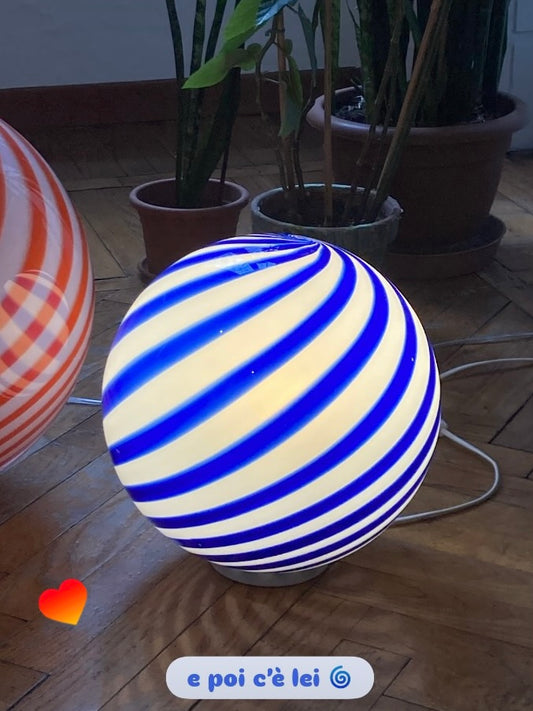 Lampada a sfera con spirale blu