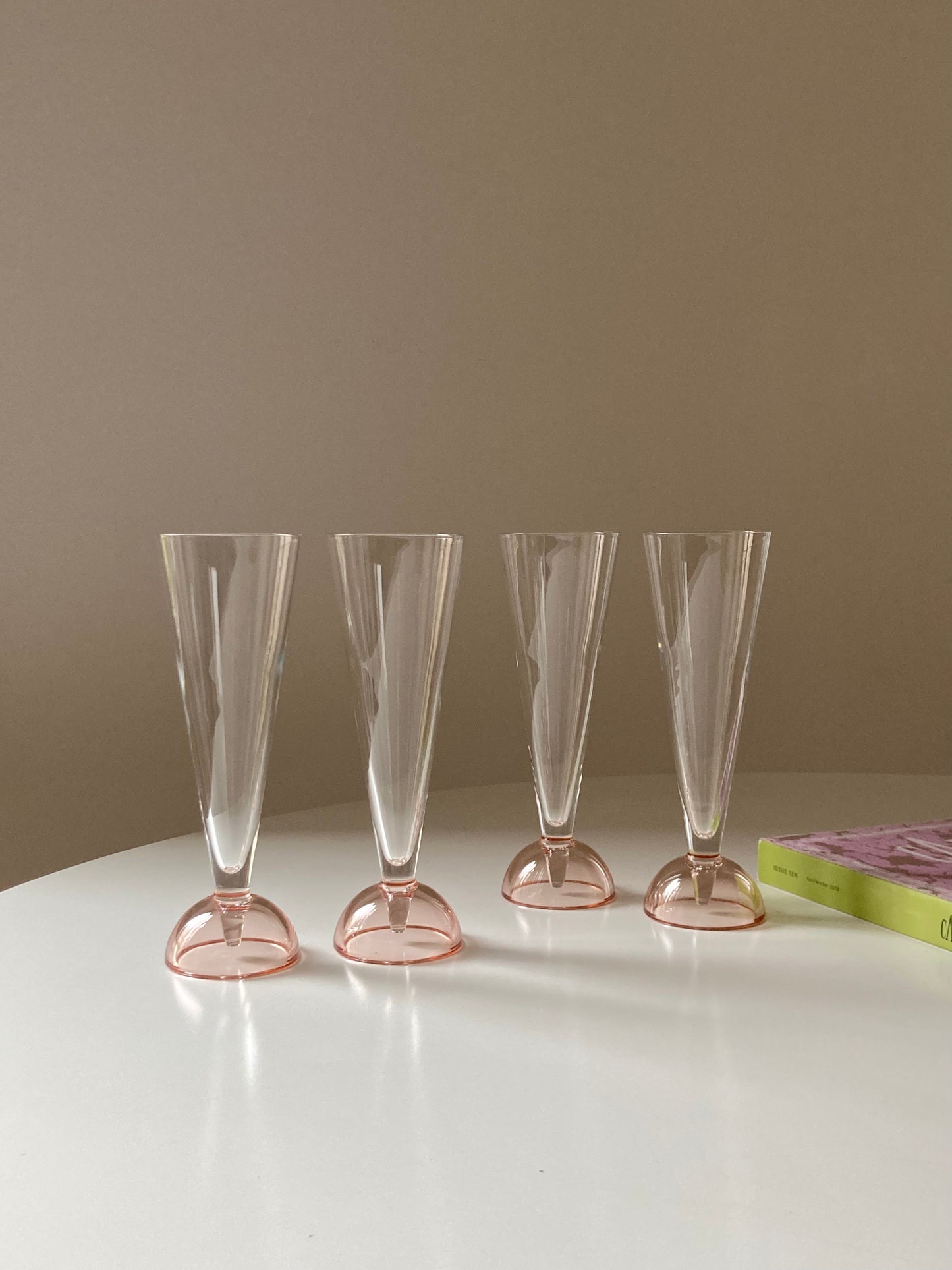 Set of 4 flutes with pink base