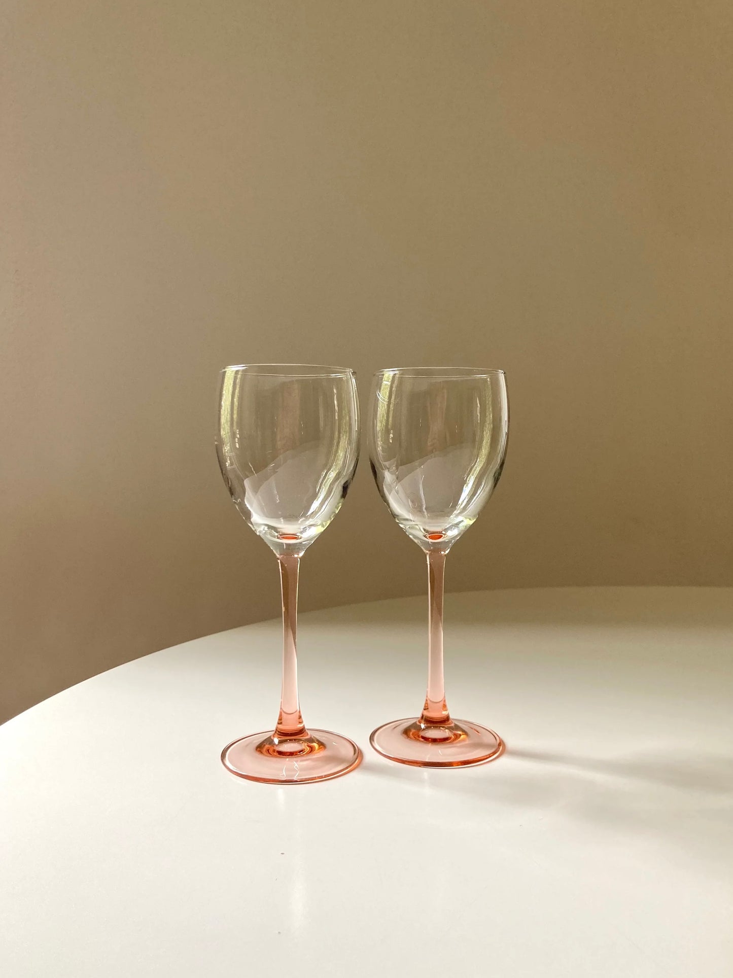 Set di calici da vino a stelo rosa