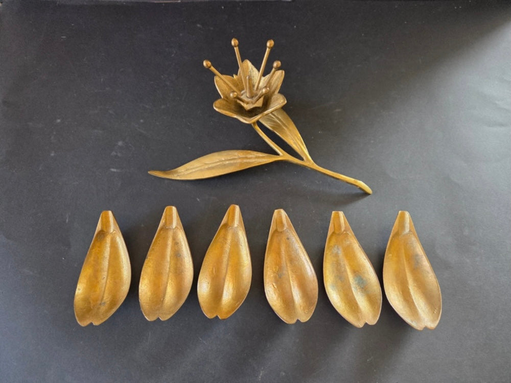 Posacenere in ottone con petali estraibili