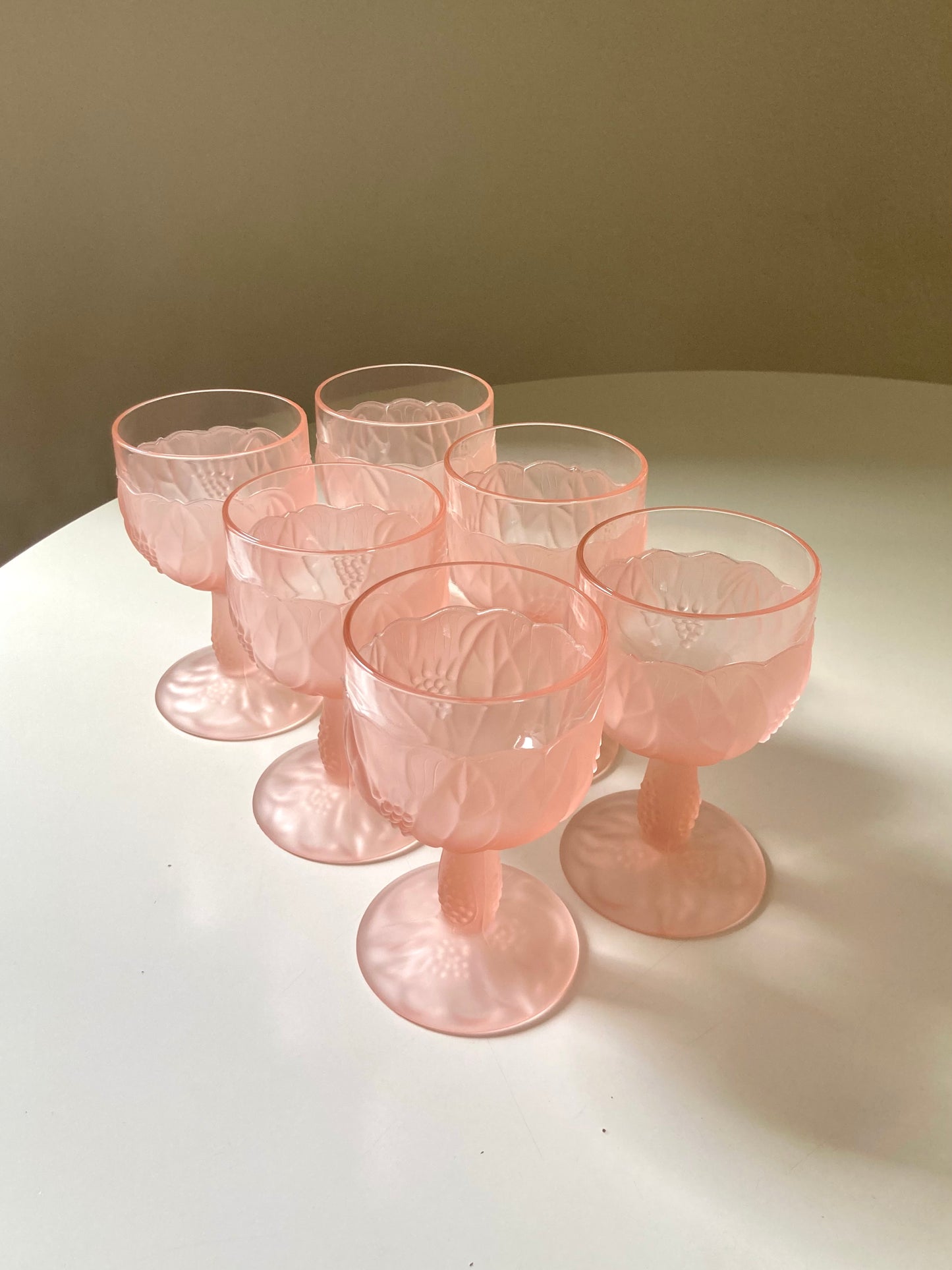 Set of 6 pink glasses with relief decoration