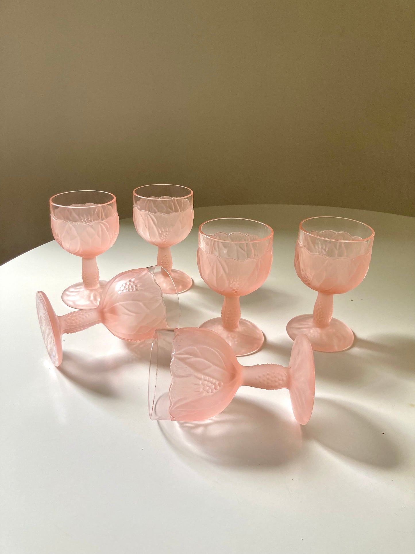 Set of 6 pink glasses with relief decoration