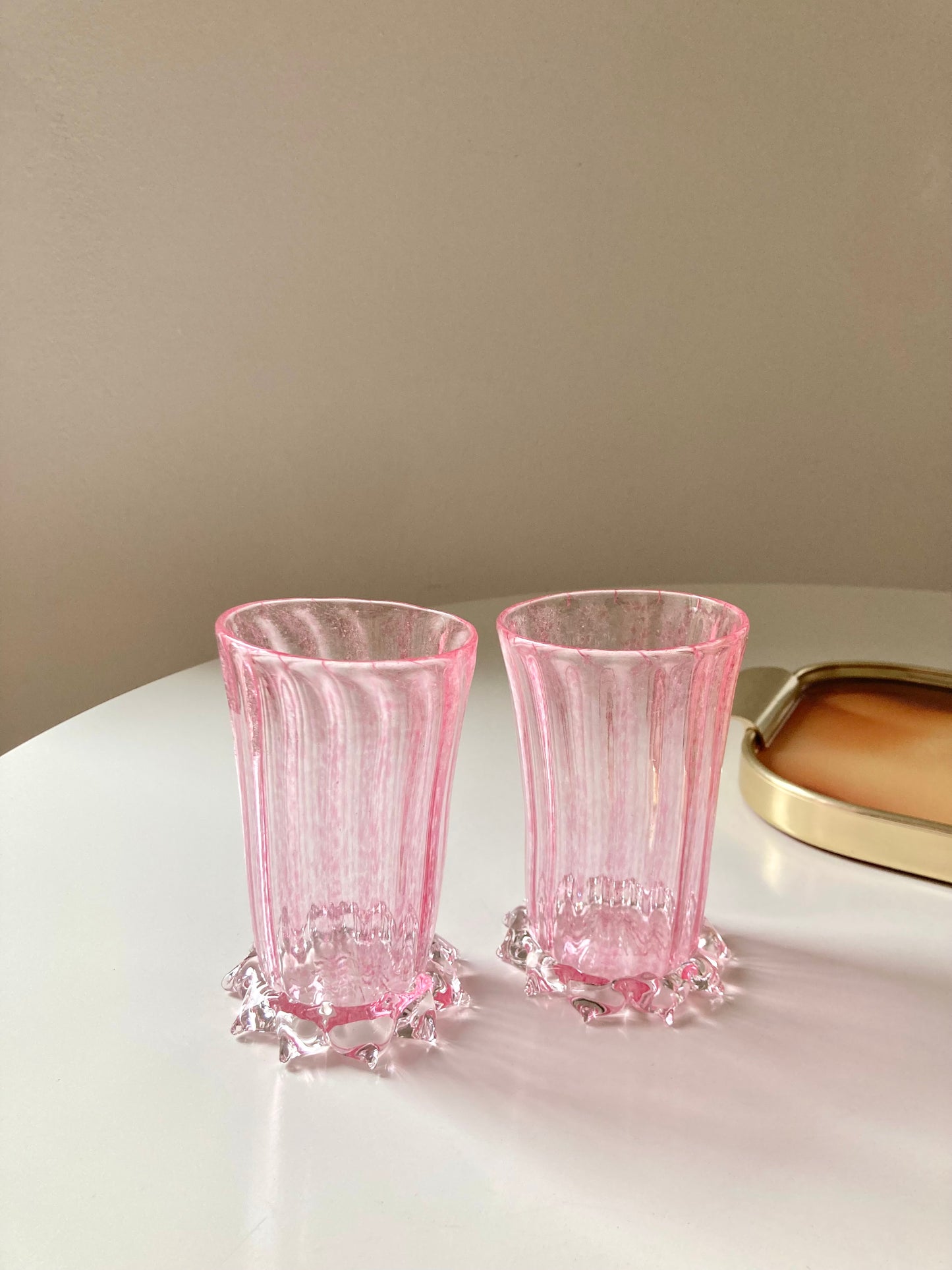 Bicchieri rosa con base in cristallo