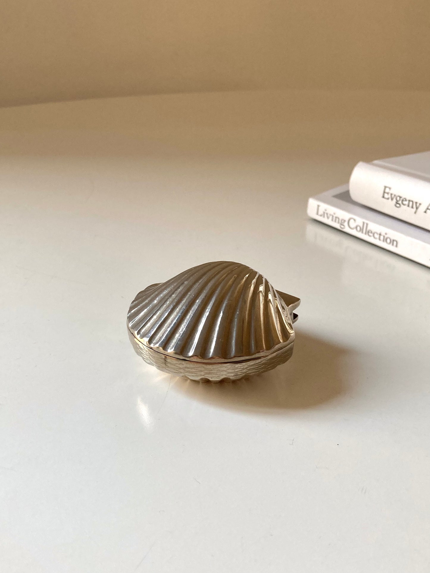 Vintage shell-shaped box