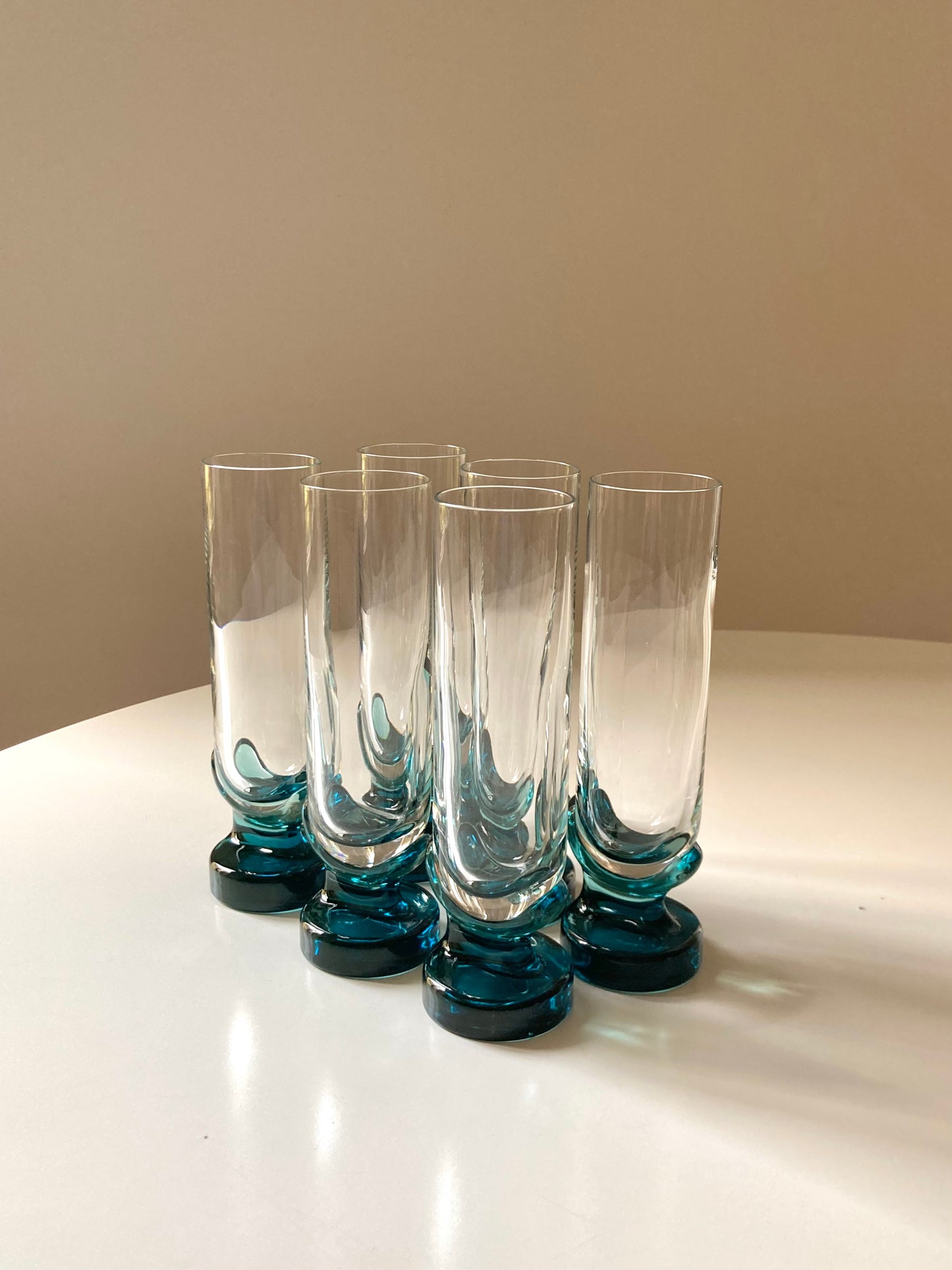 Set of 6 tall glasses with petrol blue base