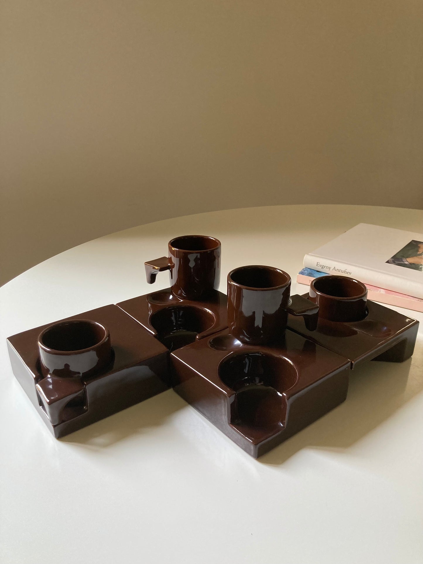 Ensemble de tasses à café couleur chocolat