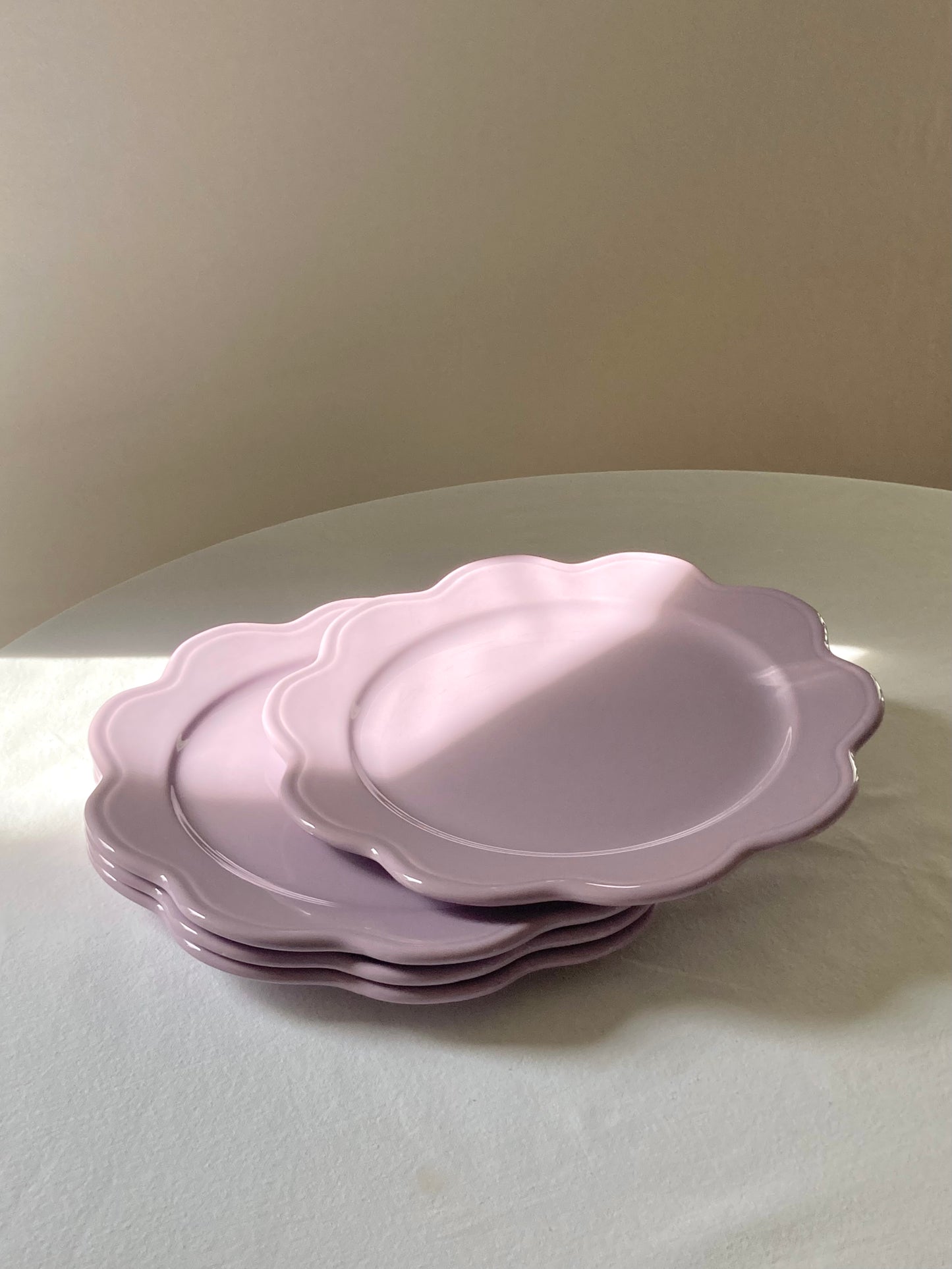 Set of 4 lilac flower-shaped dinner plates