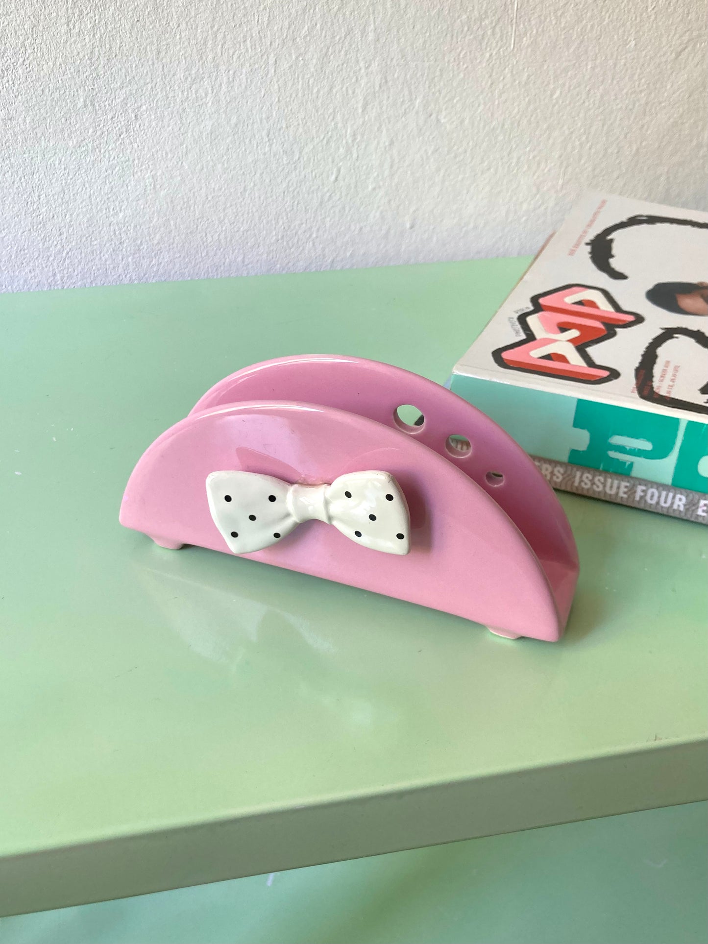 Pink napkin holder with bow