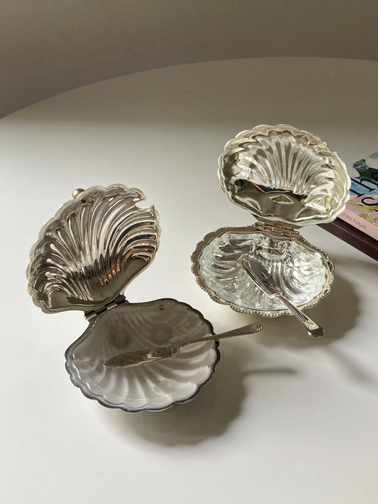 Due burriere vintage a forma di conchiglia