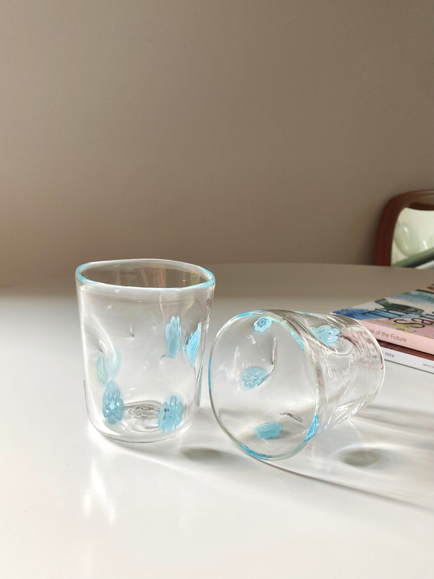 Set di goti veneziani con fiori azzurri