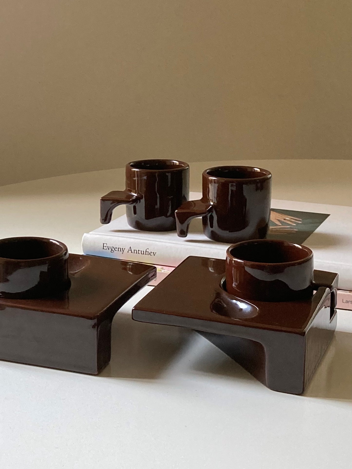Ensemble de tasses à café couleur chocolat