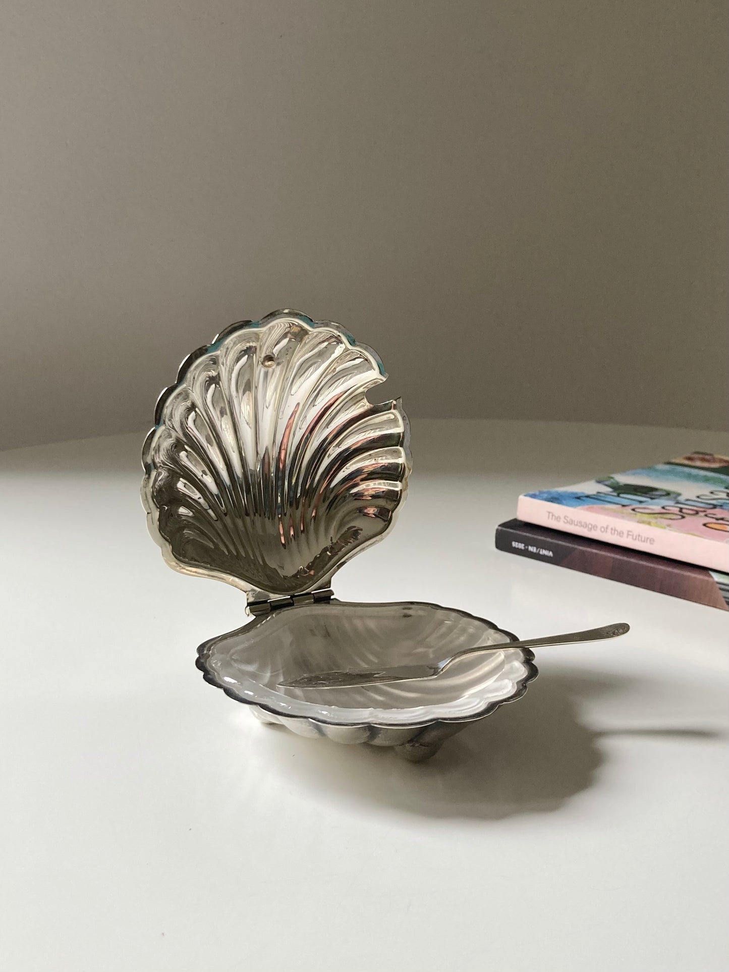 Due burriere vintage a forma di conchiglia