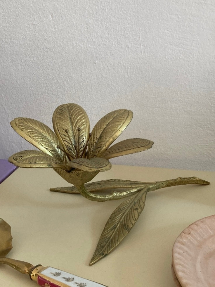 Posacenere in ottone con petali estraibili