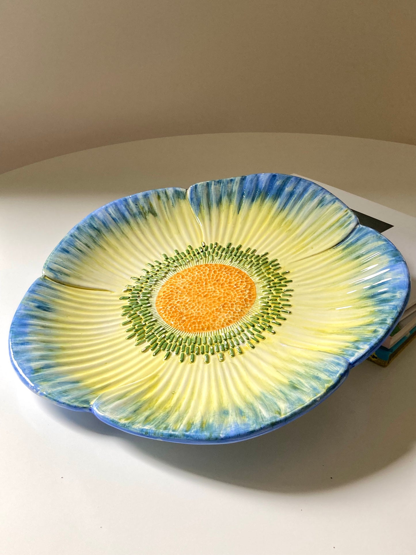 Large flower-shaped plate in Bassano ceramic