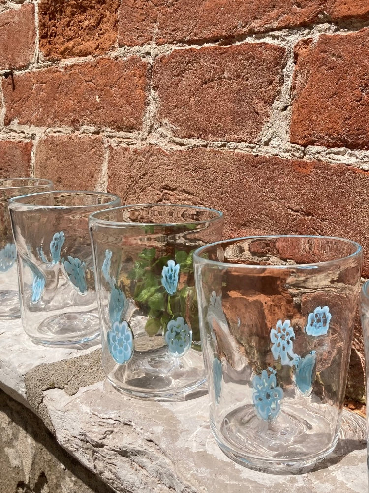 Set di goti veneziani con fiori azzurri
