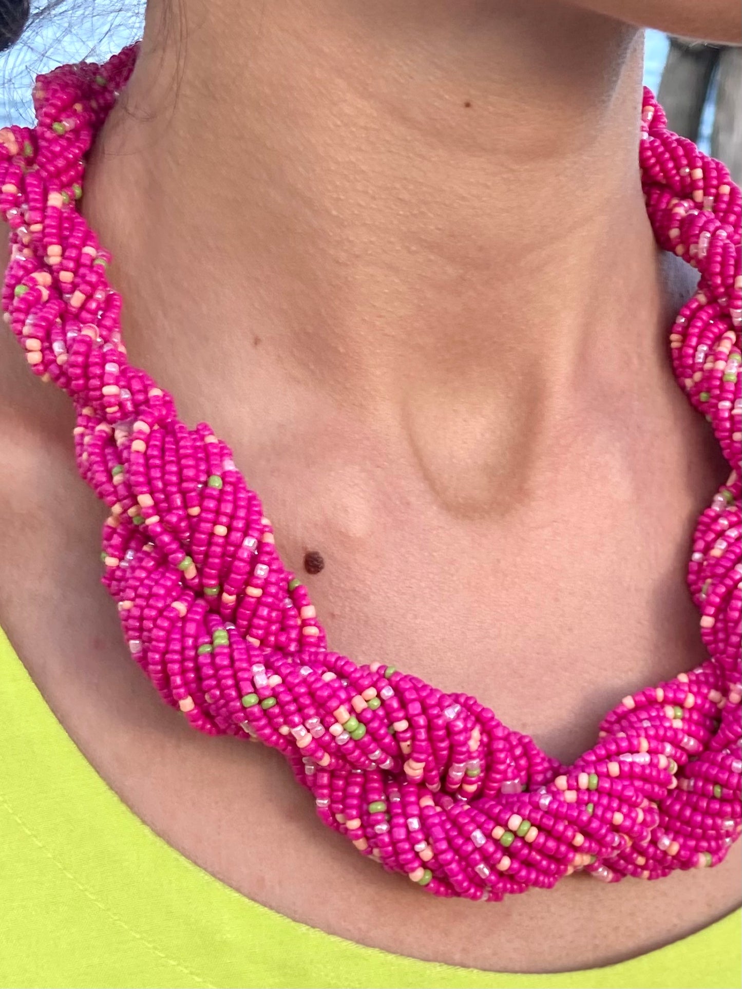 Collana intrecciata di perline rosa