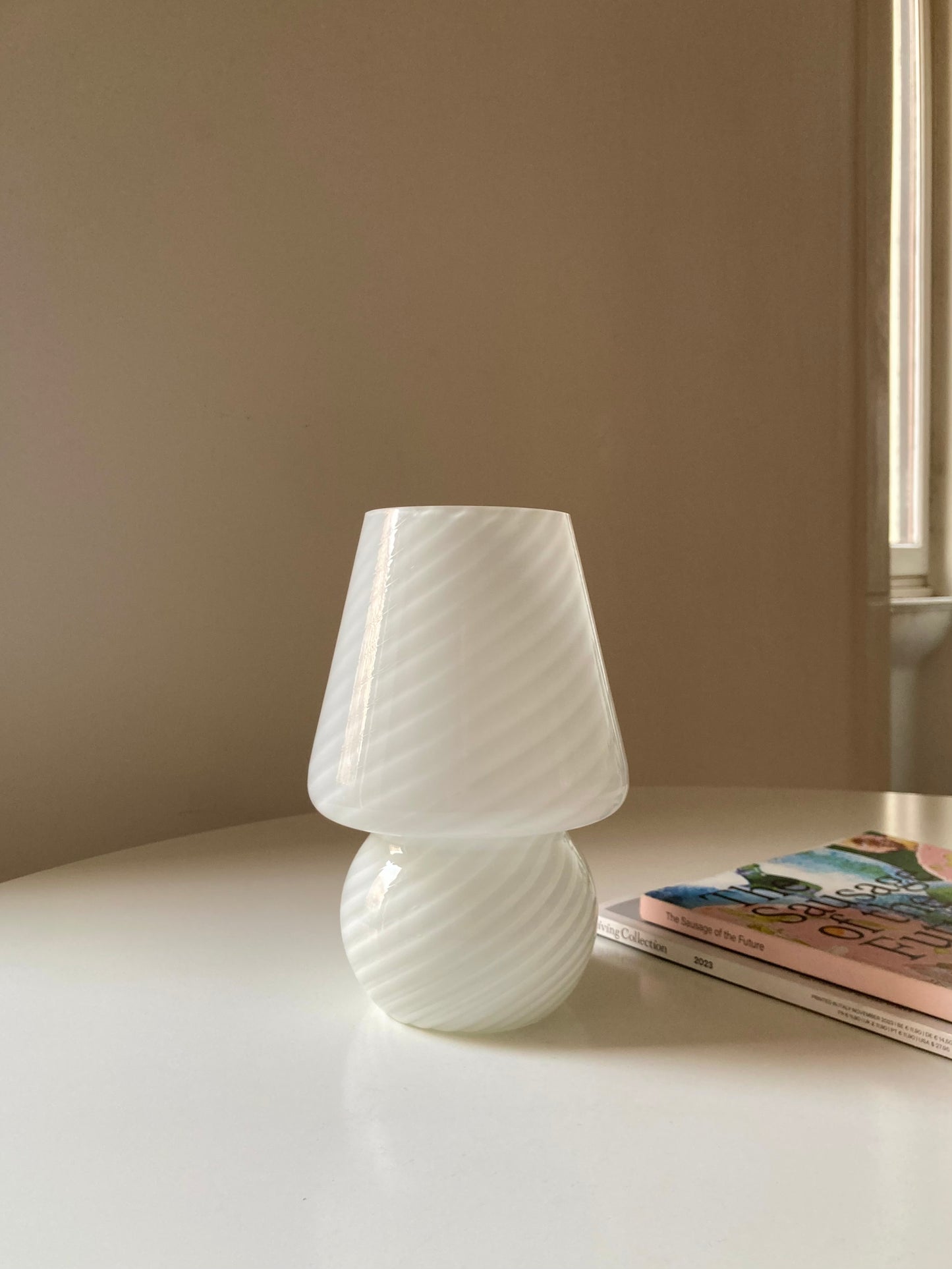 Lampada a funghetto bianca con spirale