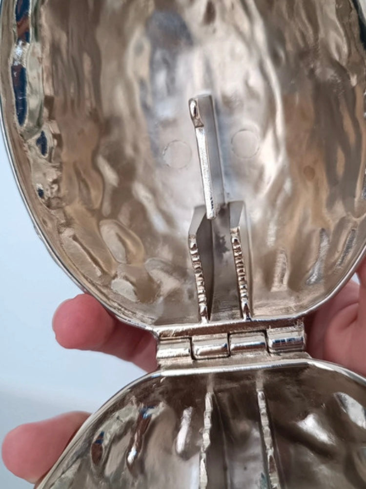 Schiaccianoci vintage in metallo