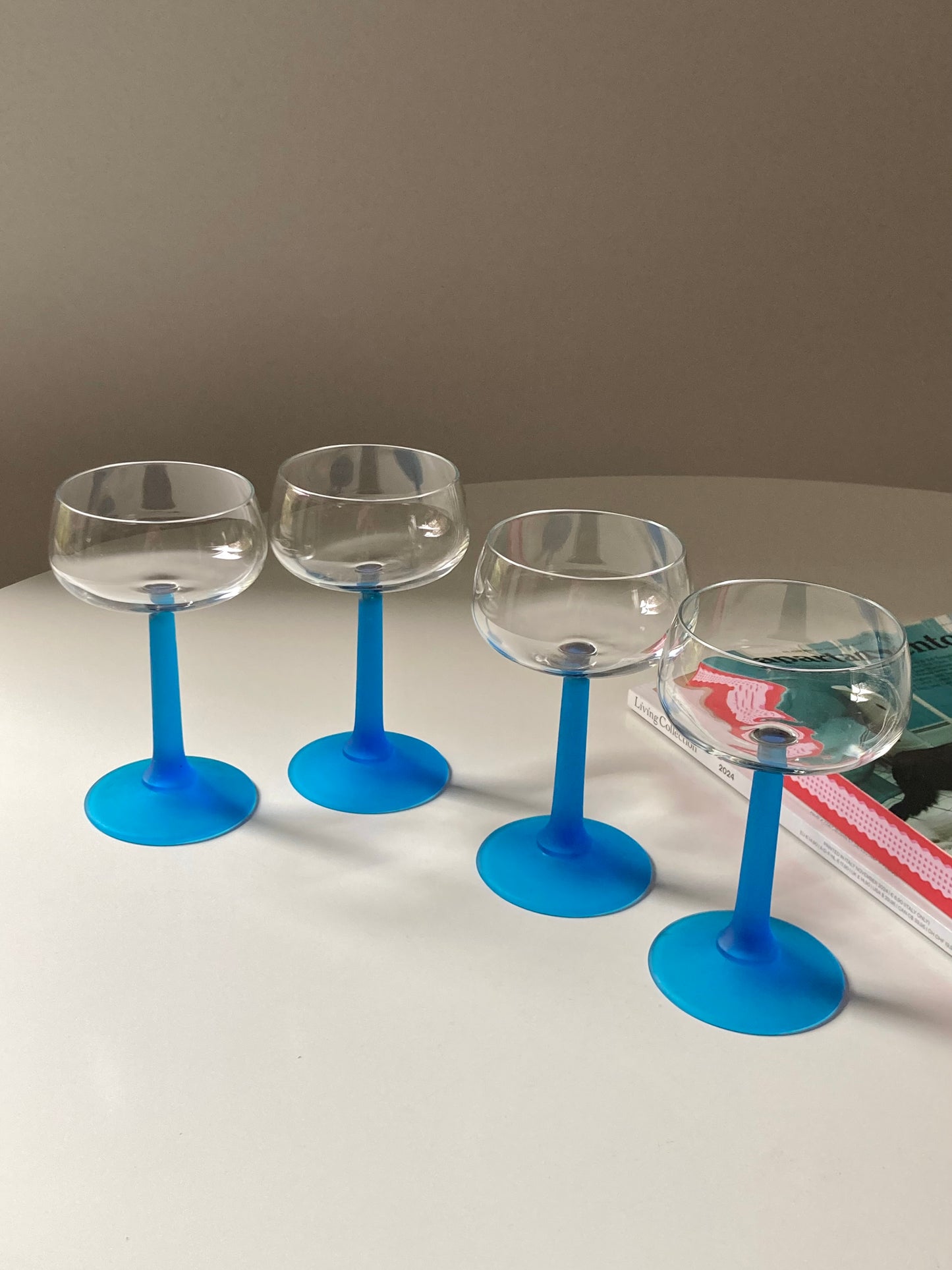 Set di 4 calici con stelo blu satinato