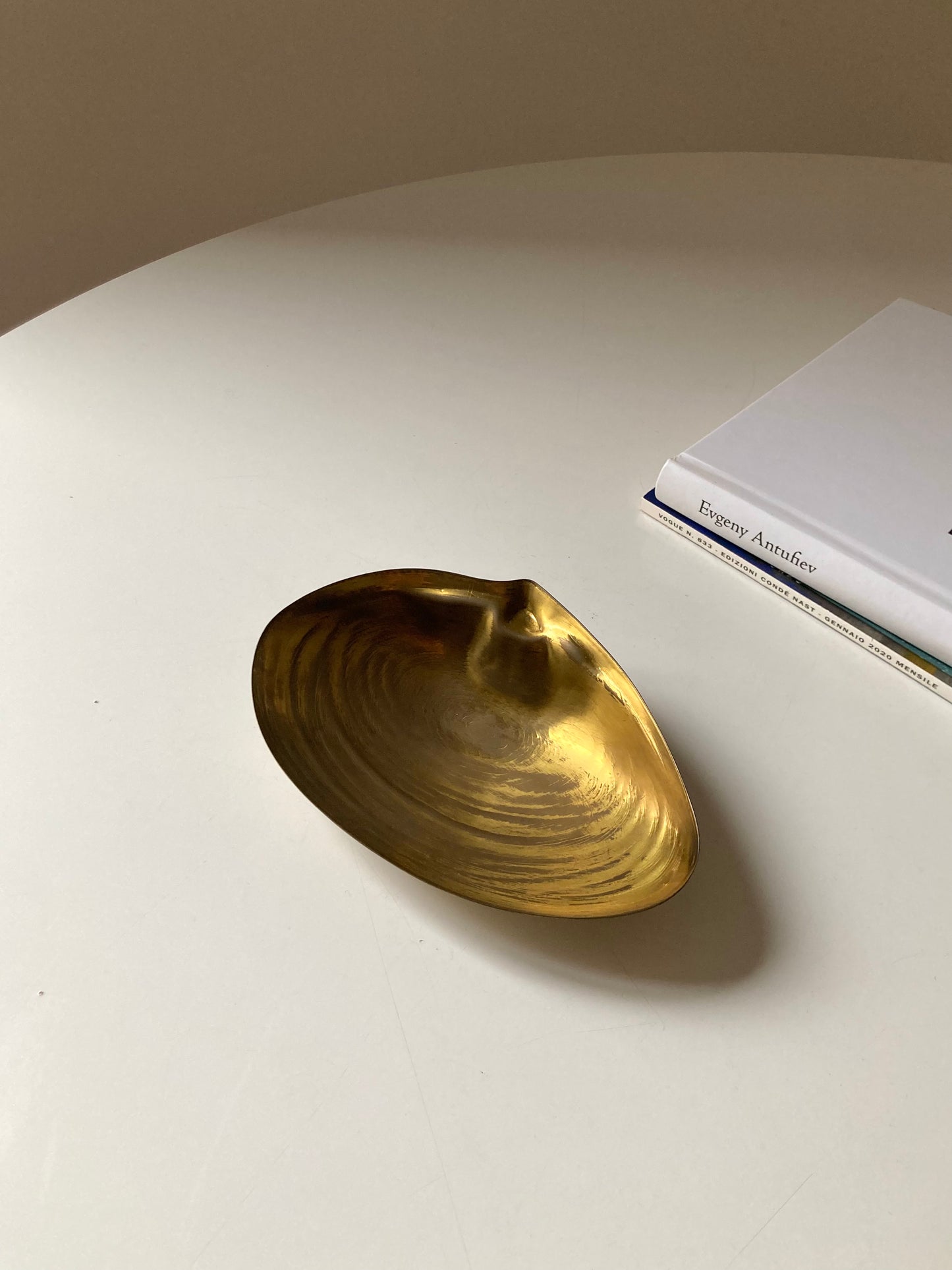 Brass shell-shaped saucer