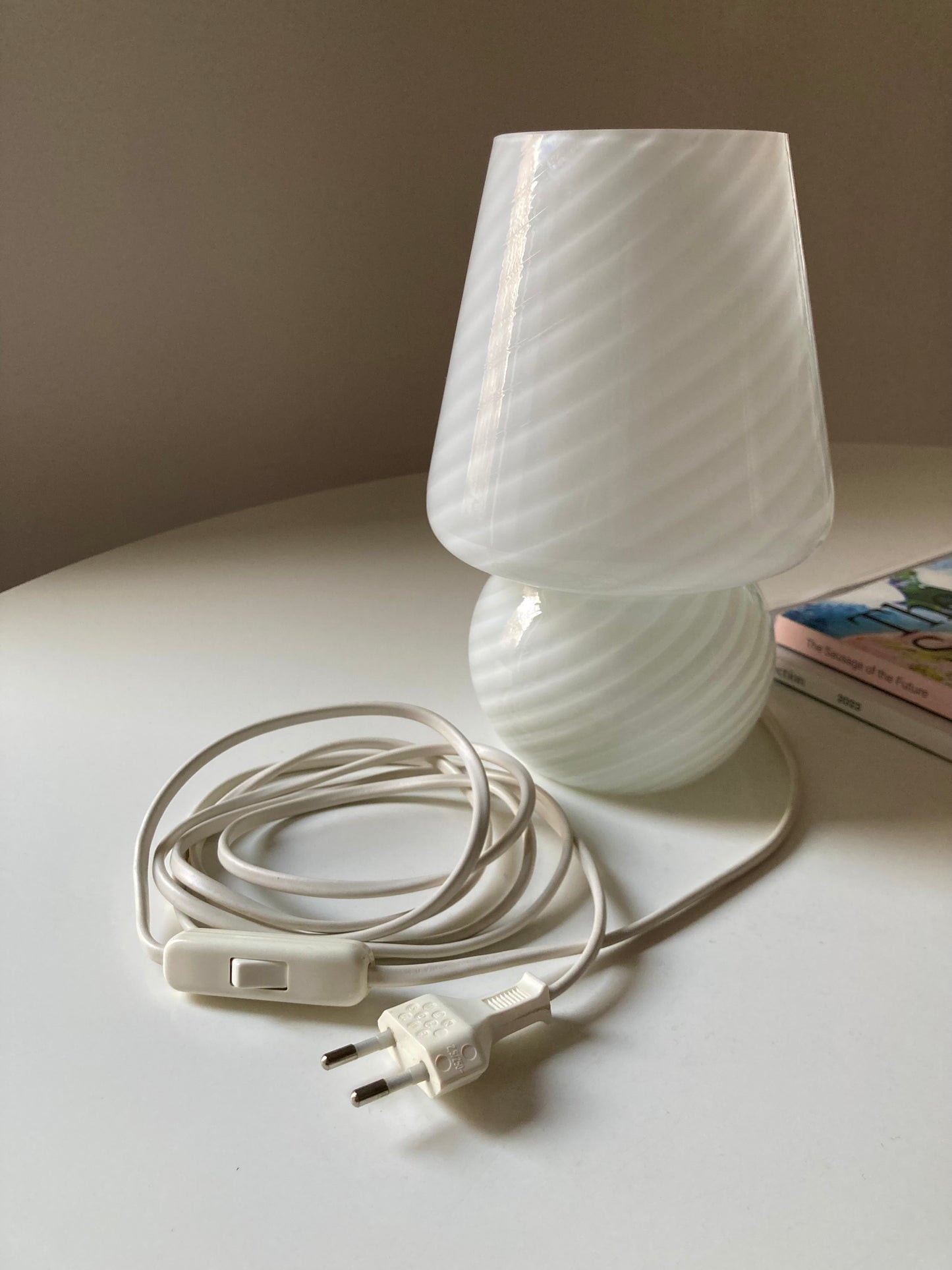 Lampada a funghetto bianca con spirale