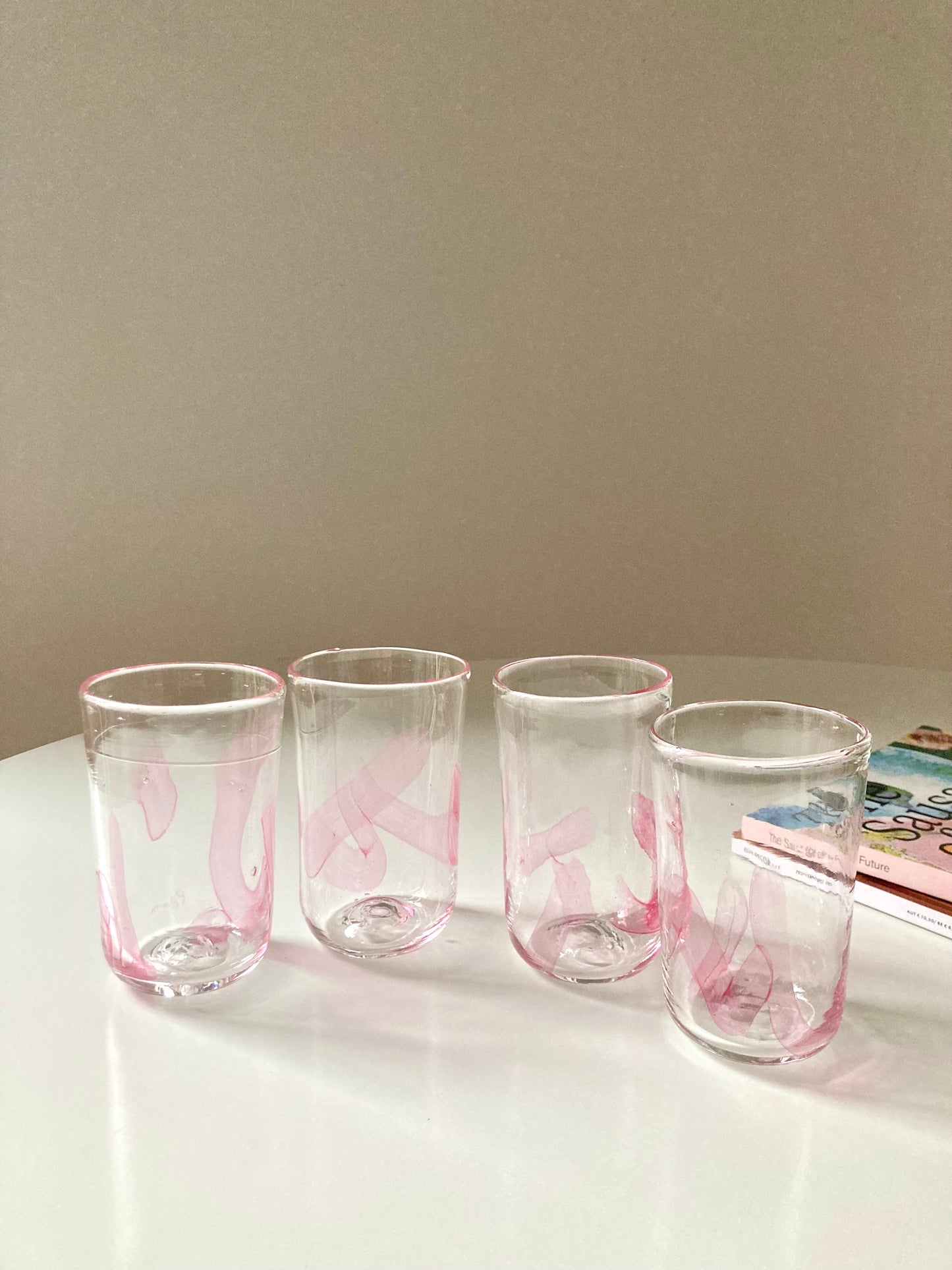 Set di goti veneziani con linee rosa trasparenti