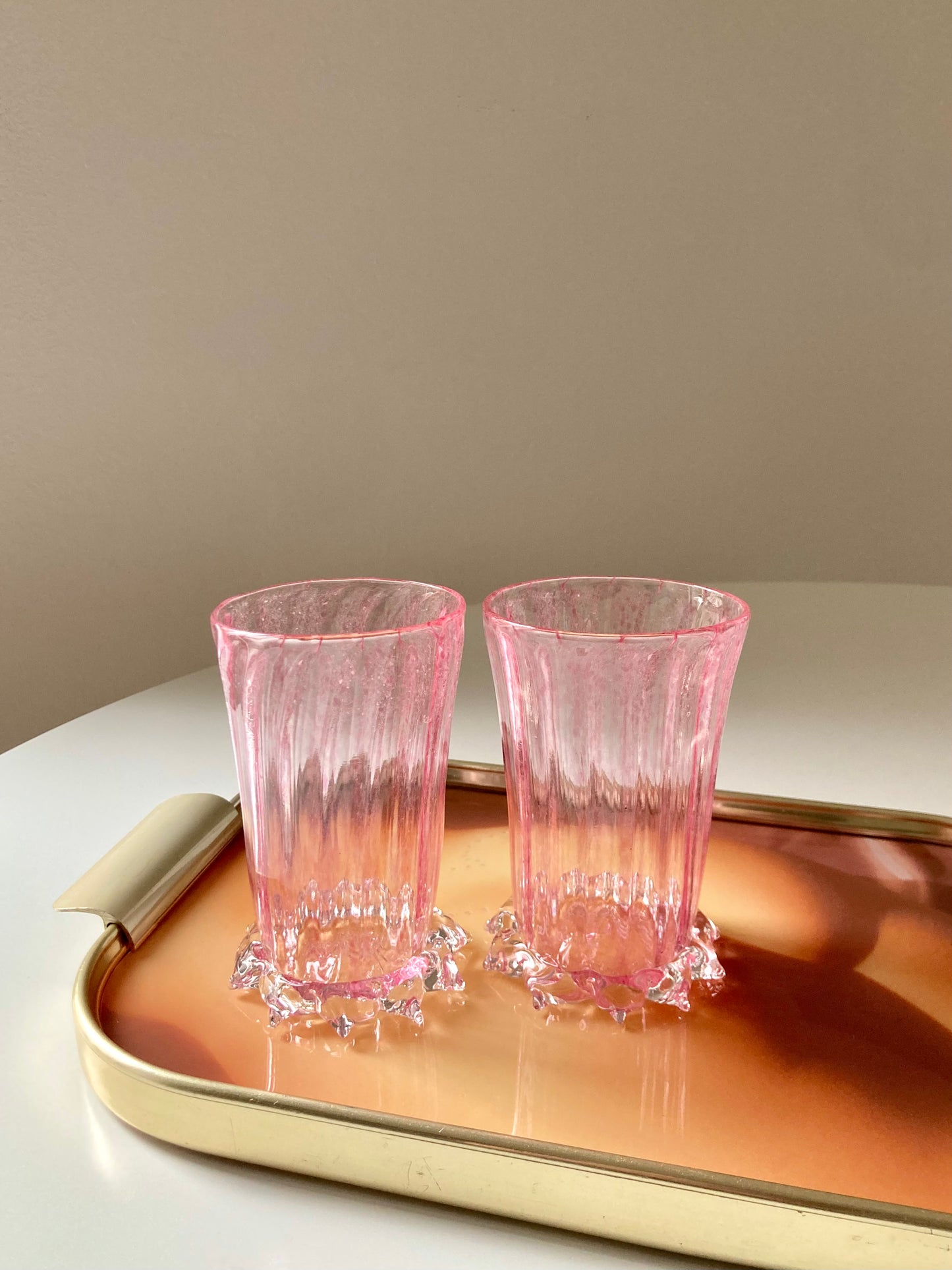 Bicchieri rosa con base in cristallo
