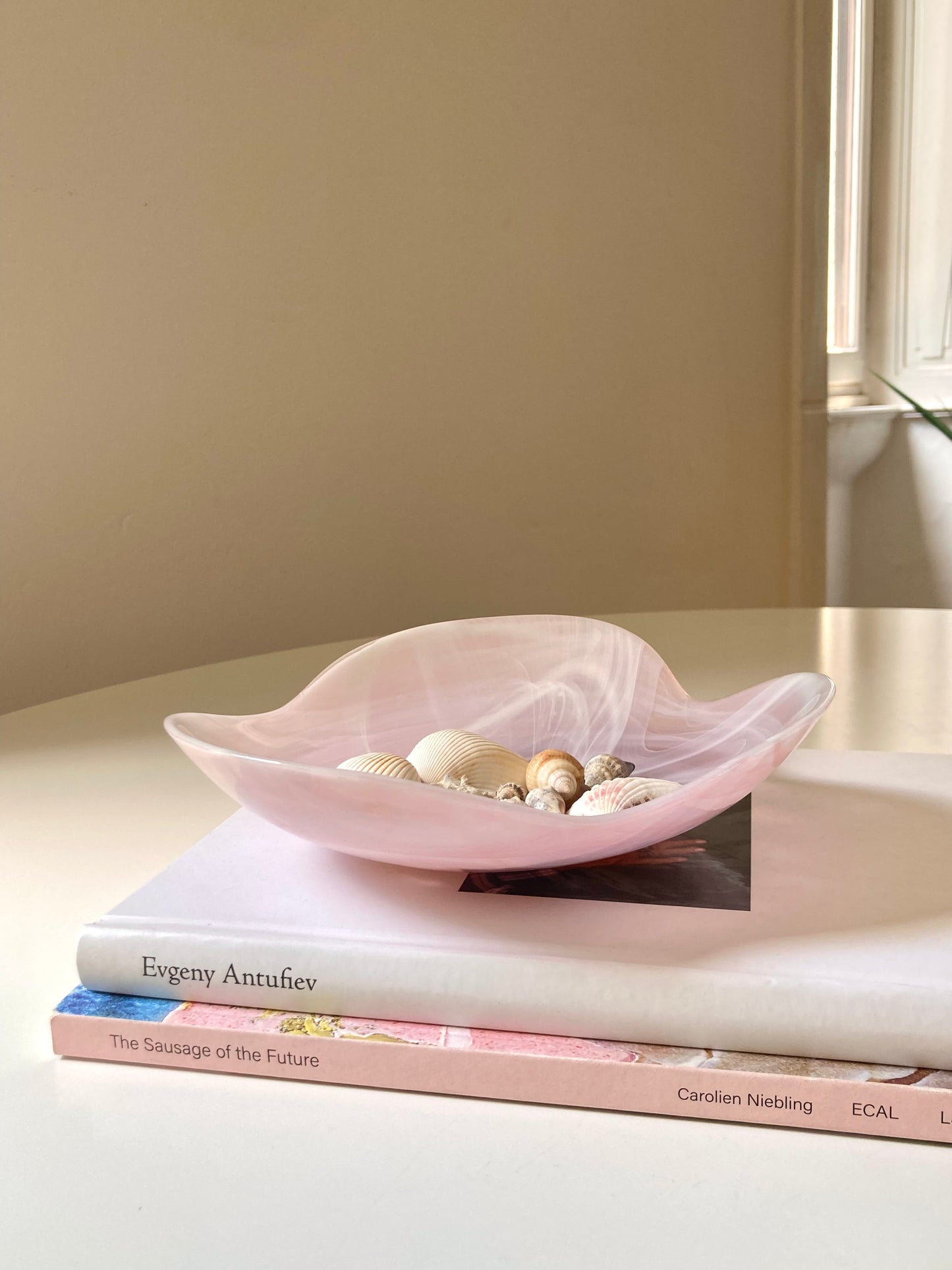 Pocket tray in pink and white glass