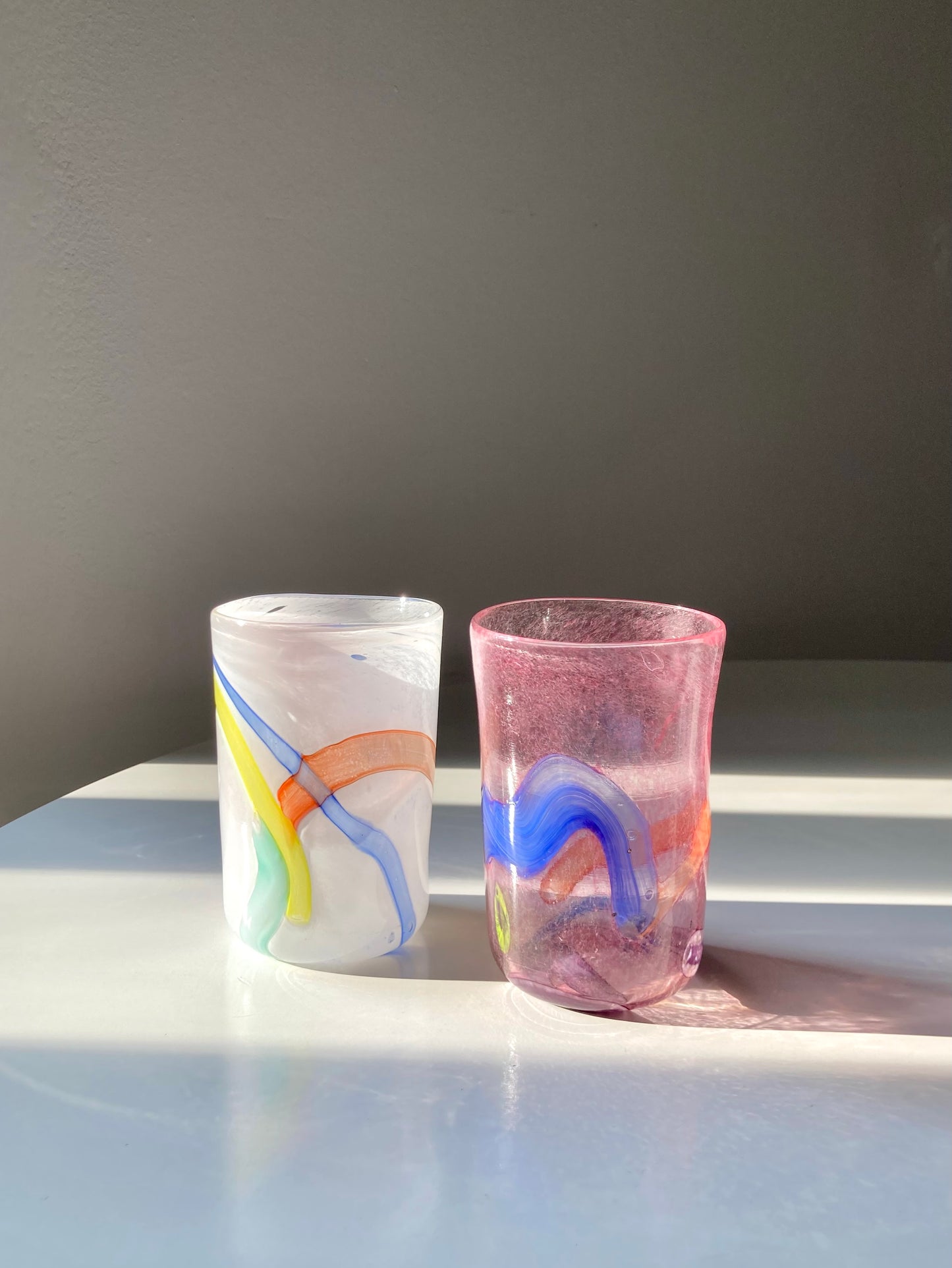 Set di goti veneziani bianchi con linee colorate