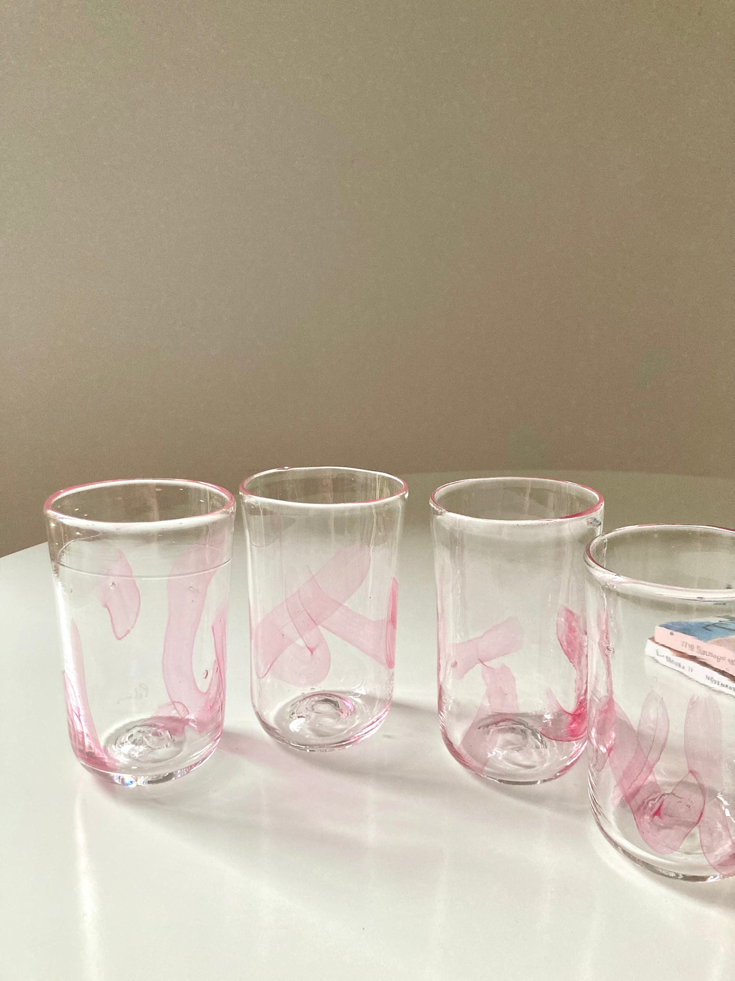 Set di goti veneziani con linee rosa trasparenti