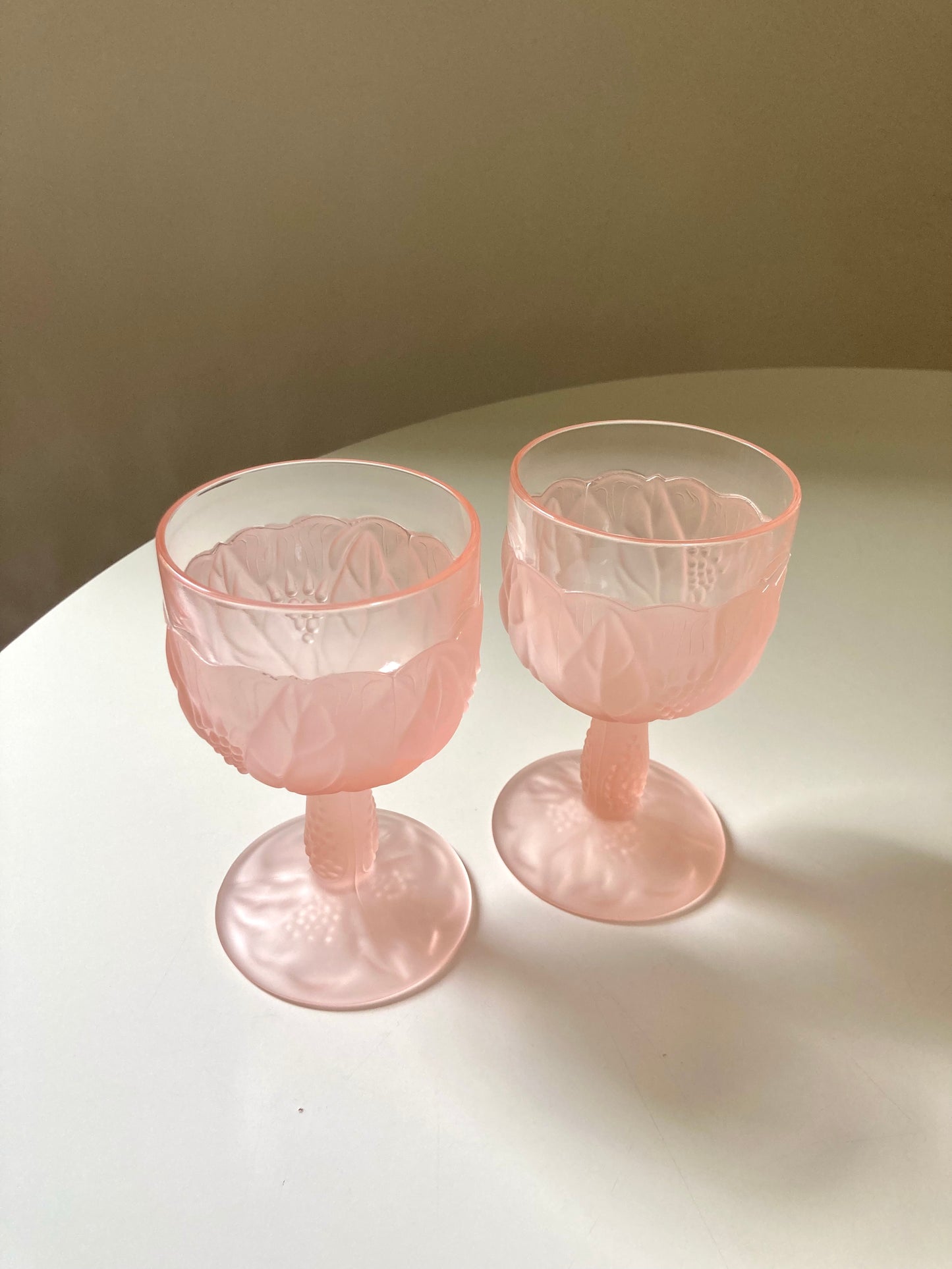 Set of 6 pink glasses with relief decoration