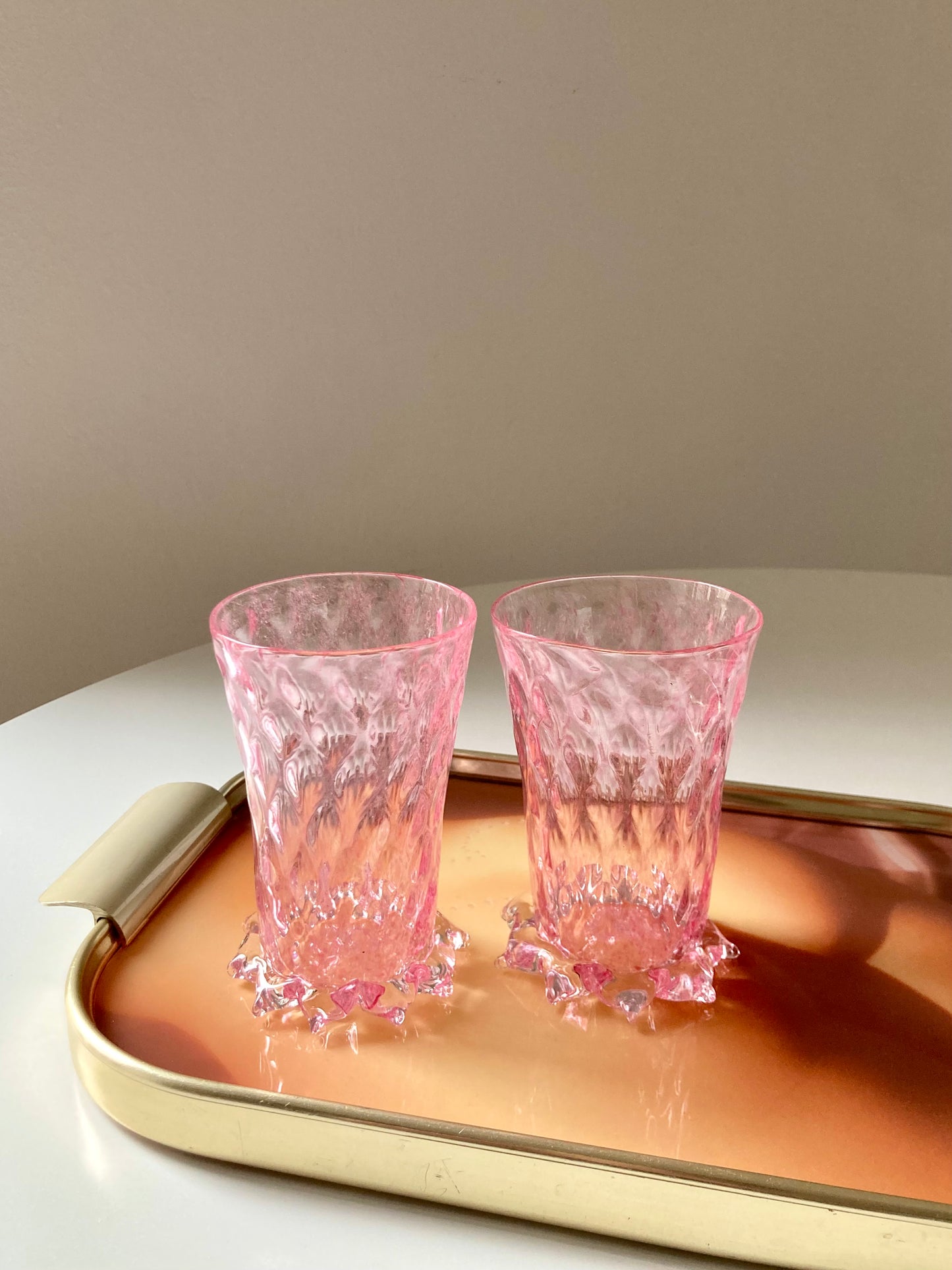 Bicchieri rosa con base in cristallo
