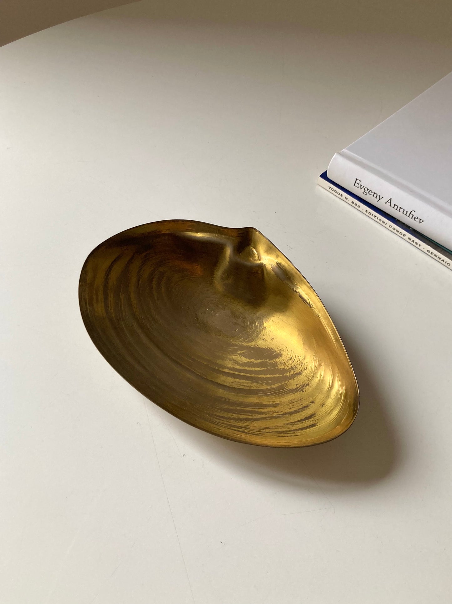 Brass shell-shaped saucer