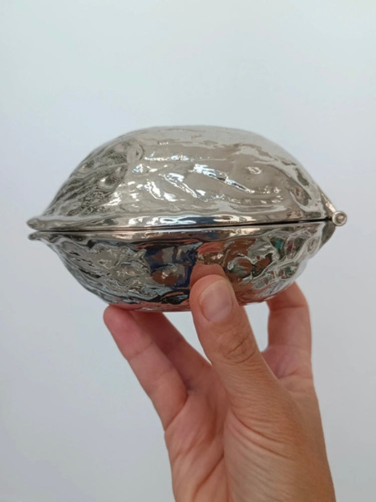 Schiaccianoci vintage in metallo